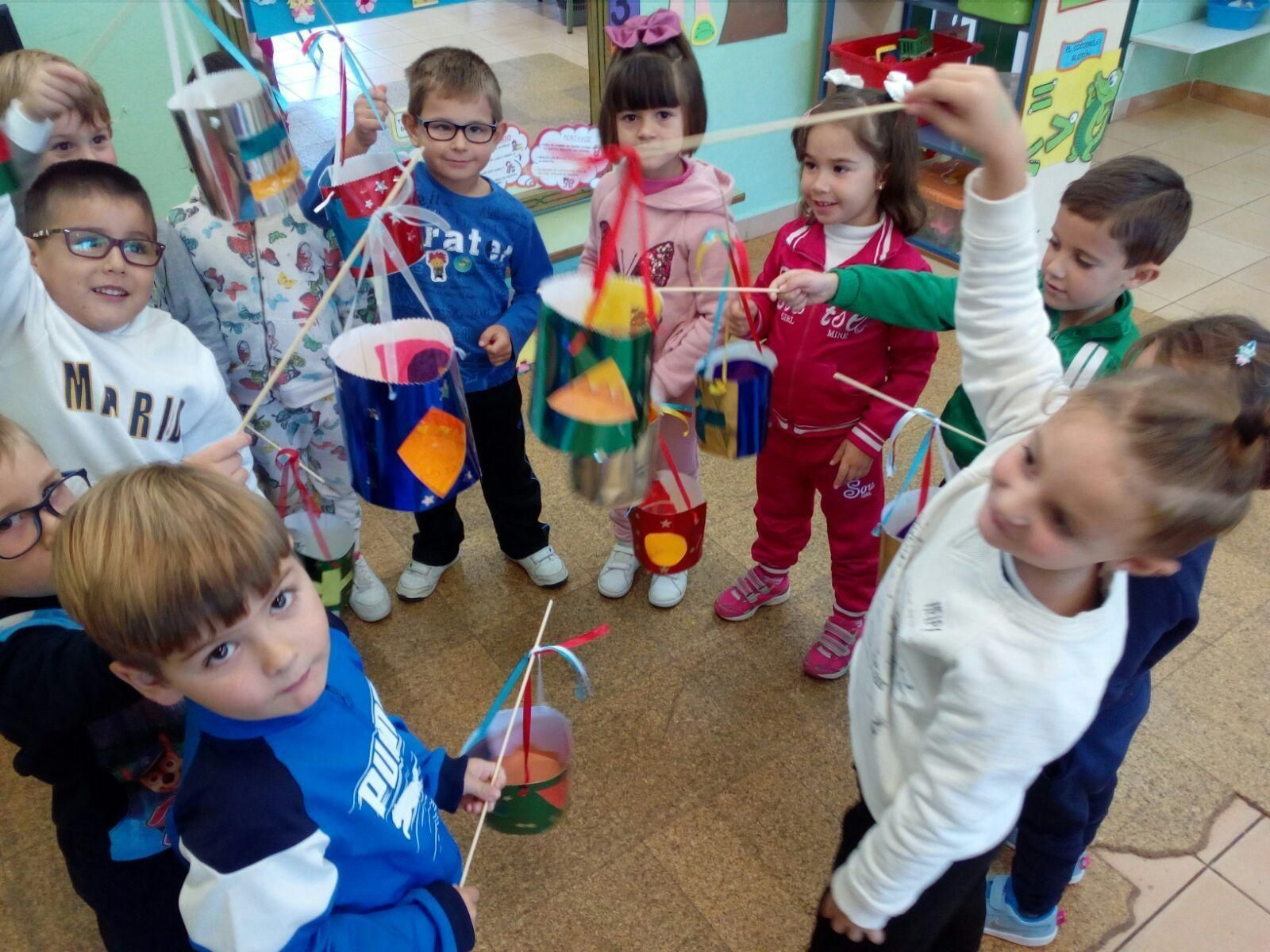 1. Los alumnos del CEIP Director Manuel Somoza elaboran sus farolillos con el fin de recuperar el legado de sus antepasados centroeuropeos. 2. Los pequeños portan los faroles encendidos por las calles del pueblo.