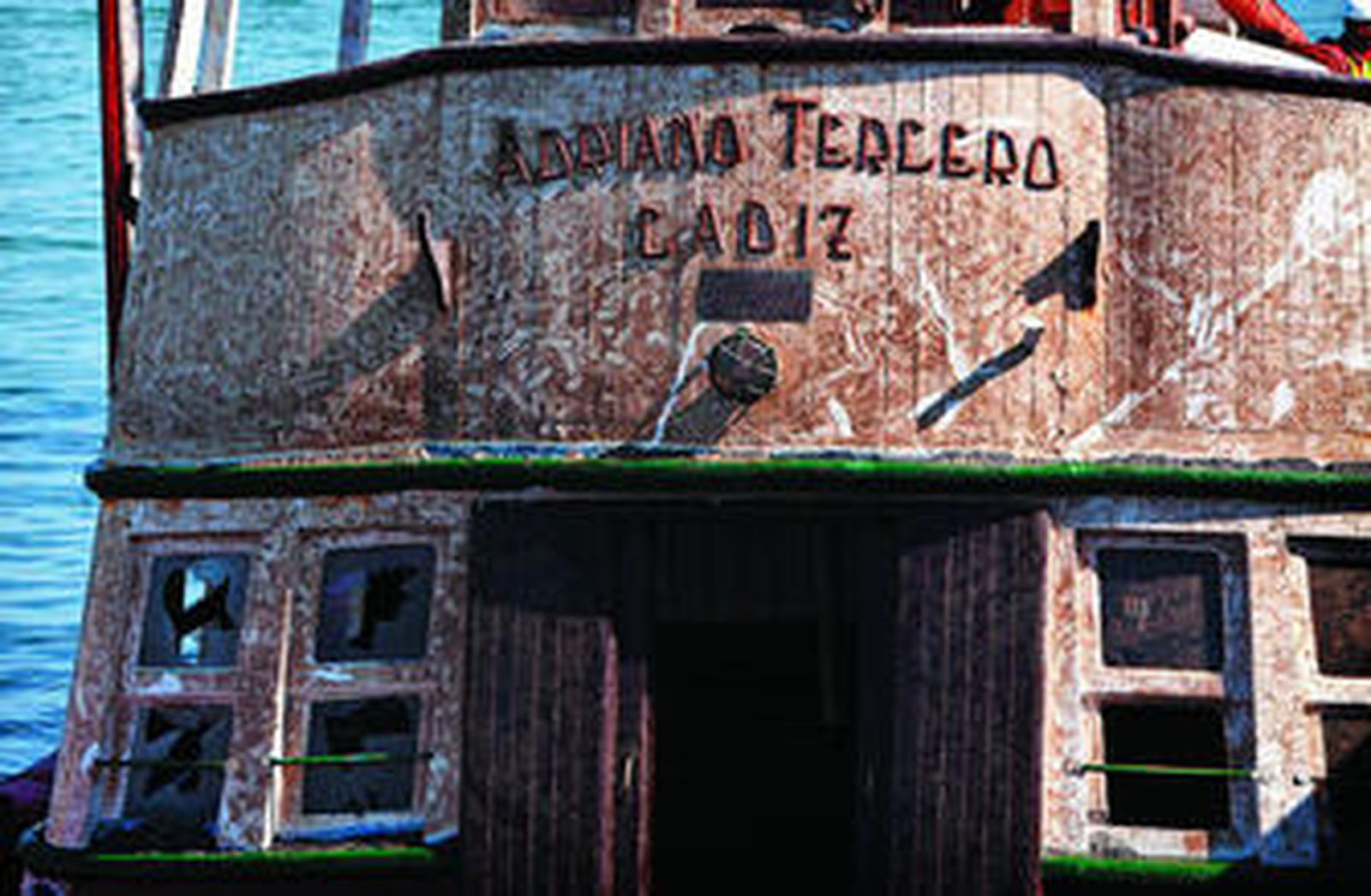 El exterior del puente de mando del 'Adriano III', al igual que todo el casco, estaba lleno de lodos y fangos del fondo del muelle.