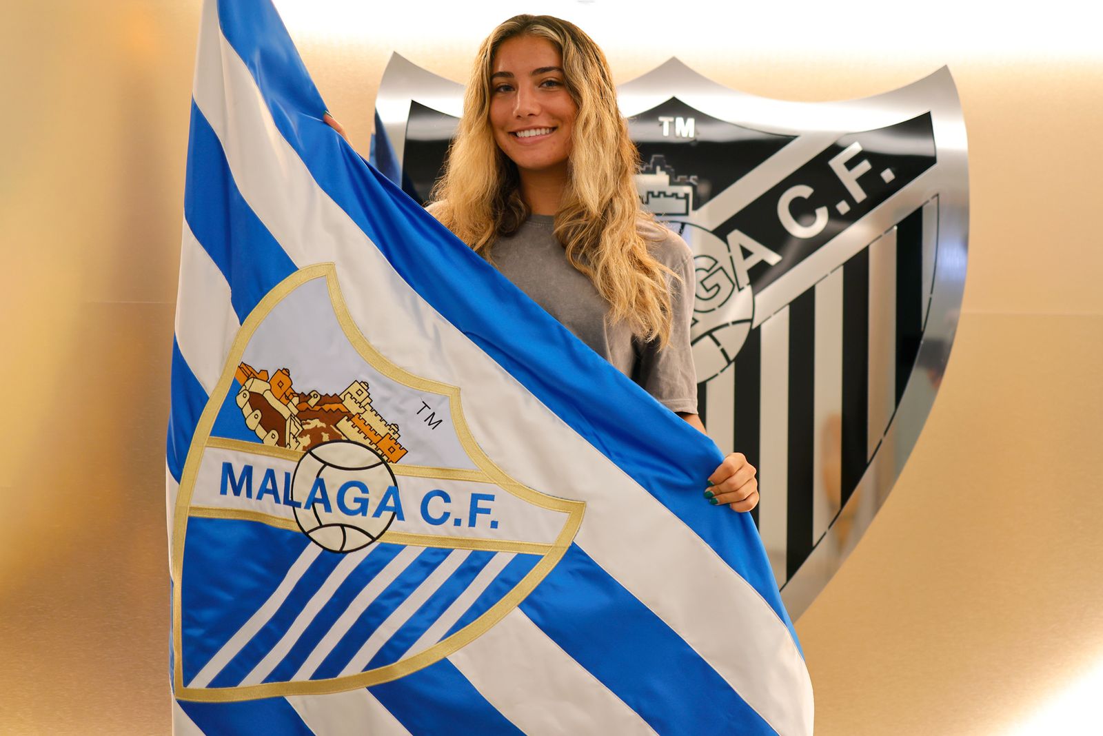 Acacia posa tras firmar como nueva jugadora del Málaga CF