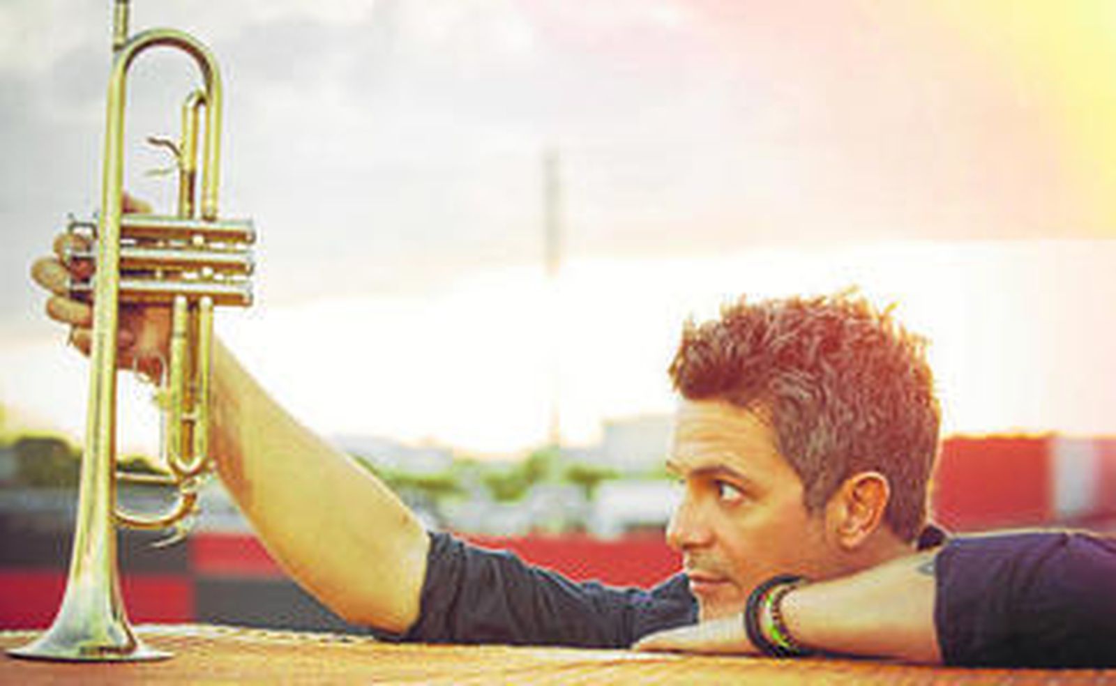 El intérprete y compositor Alejandro Sanz, en una imagen promocional de su último disco.