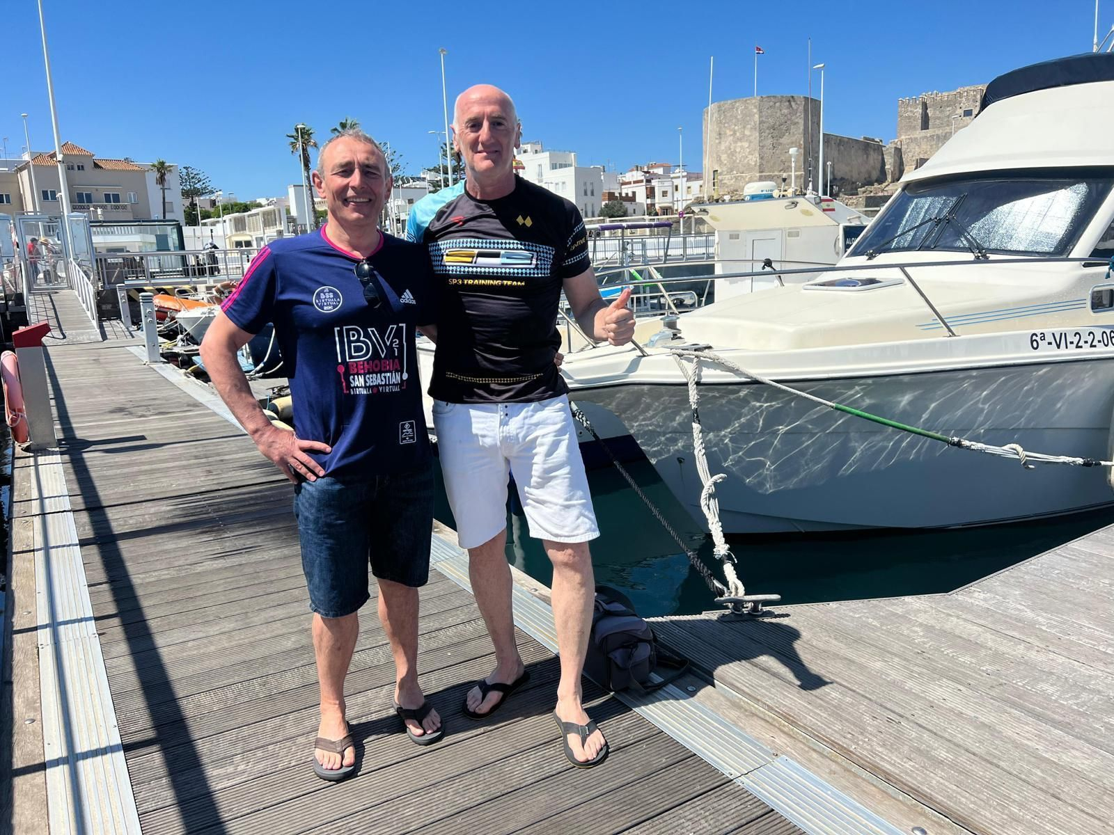 Los dos nadadores vascos, tras su regreso a Tarifa