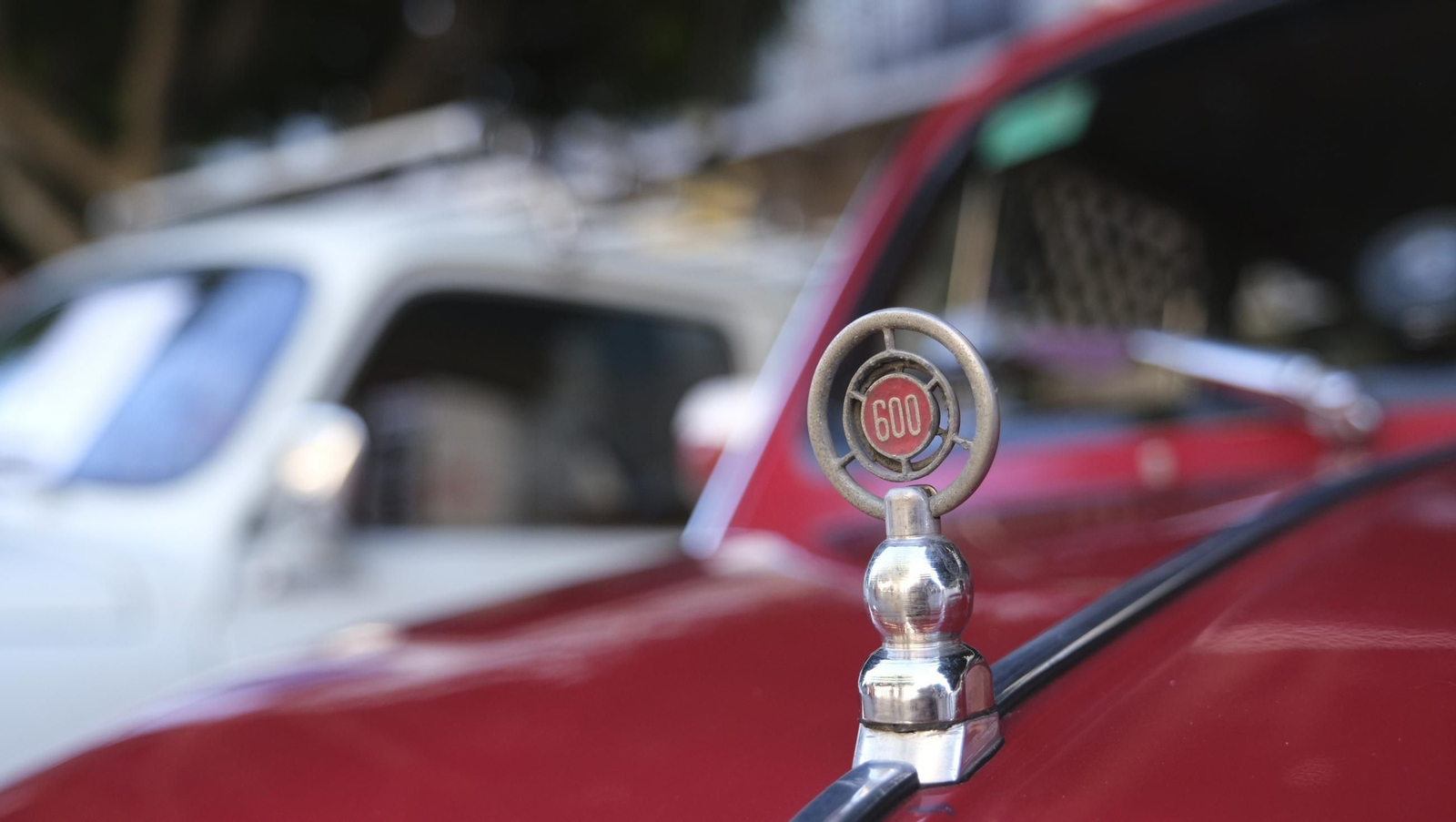 La exposición de Seat 600 y Mini Cooper en la Feria de Almería, en imágenes