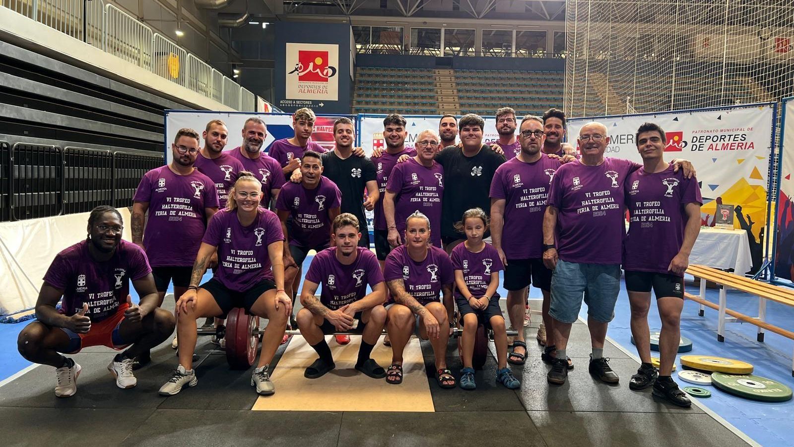 Foto de familia de los disntintos participantes en la competición de halterofilia.