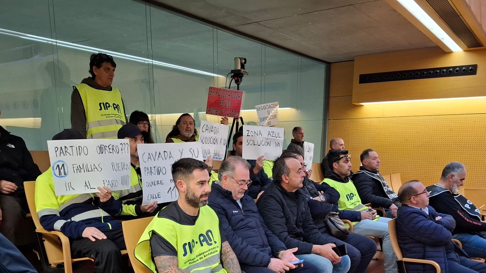 Protestas de los sindicatos de la Policía Local en el Pleno de San Fernando
