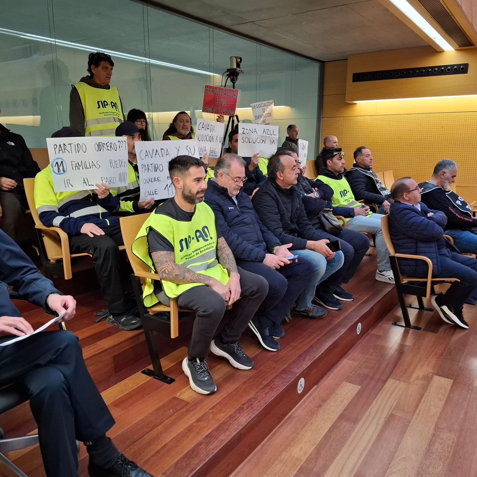 Protestas de los sindicatos de la Policía Local en el Pleno de San Fernando