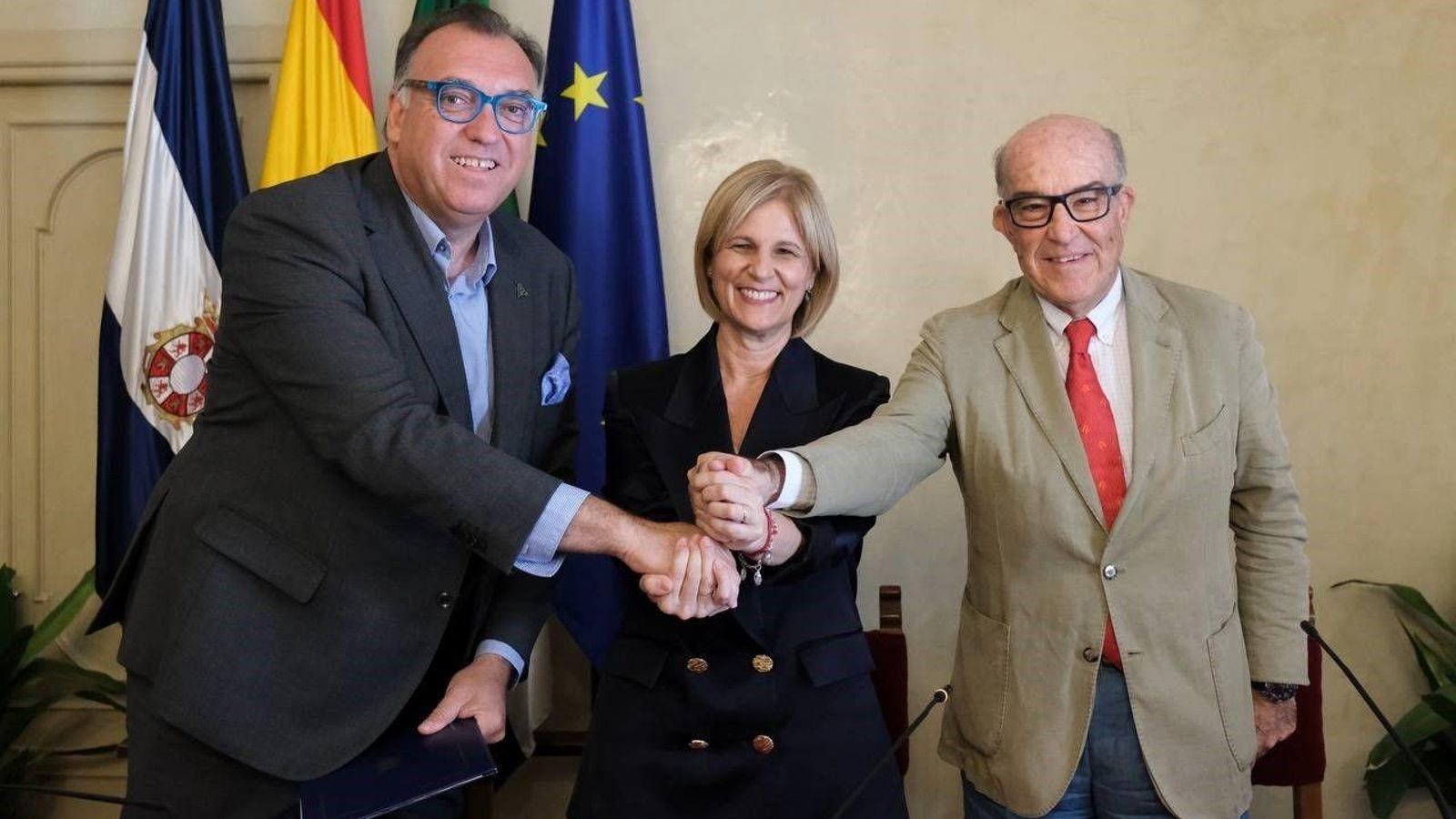 El consejero de Cultura y Turismo, la alcaldesa y el CEO de Dorna, tras la firma del Gran Premio de España para 2024.
