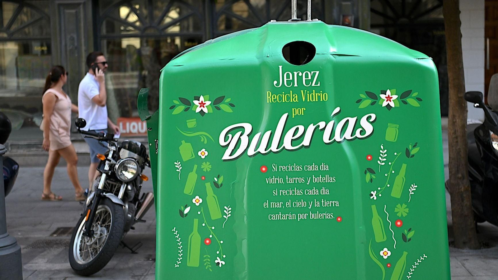 Uno de los contenedores con el nuevo lema y ubicado en el centro histórico de Jerez.