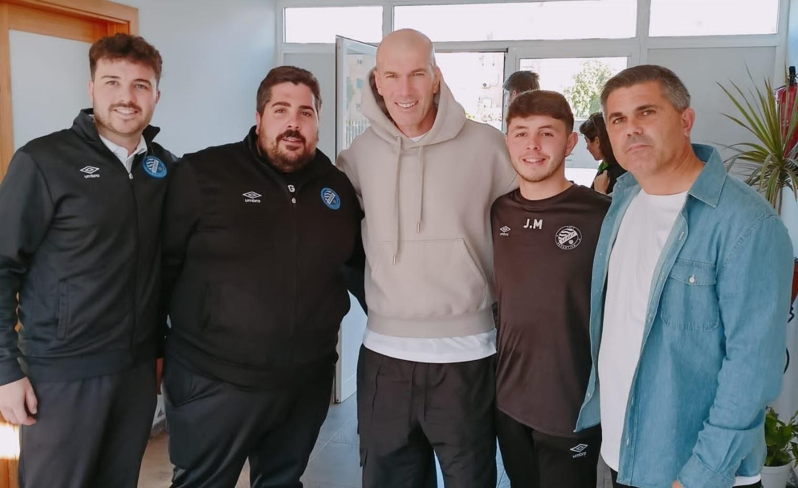 Zidane posa junto a Pepe, Moi, Javi y Juan Carlos Ramírez en La Granja.