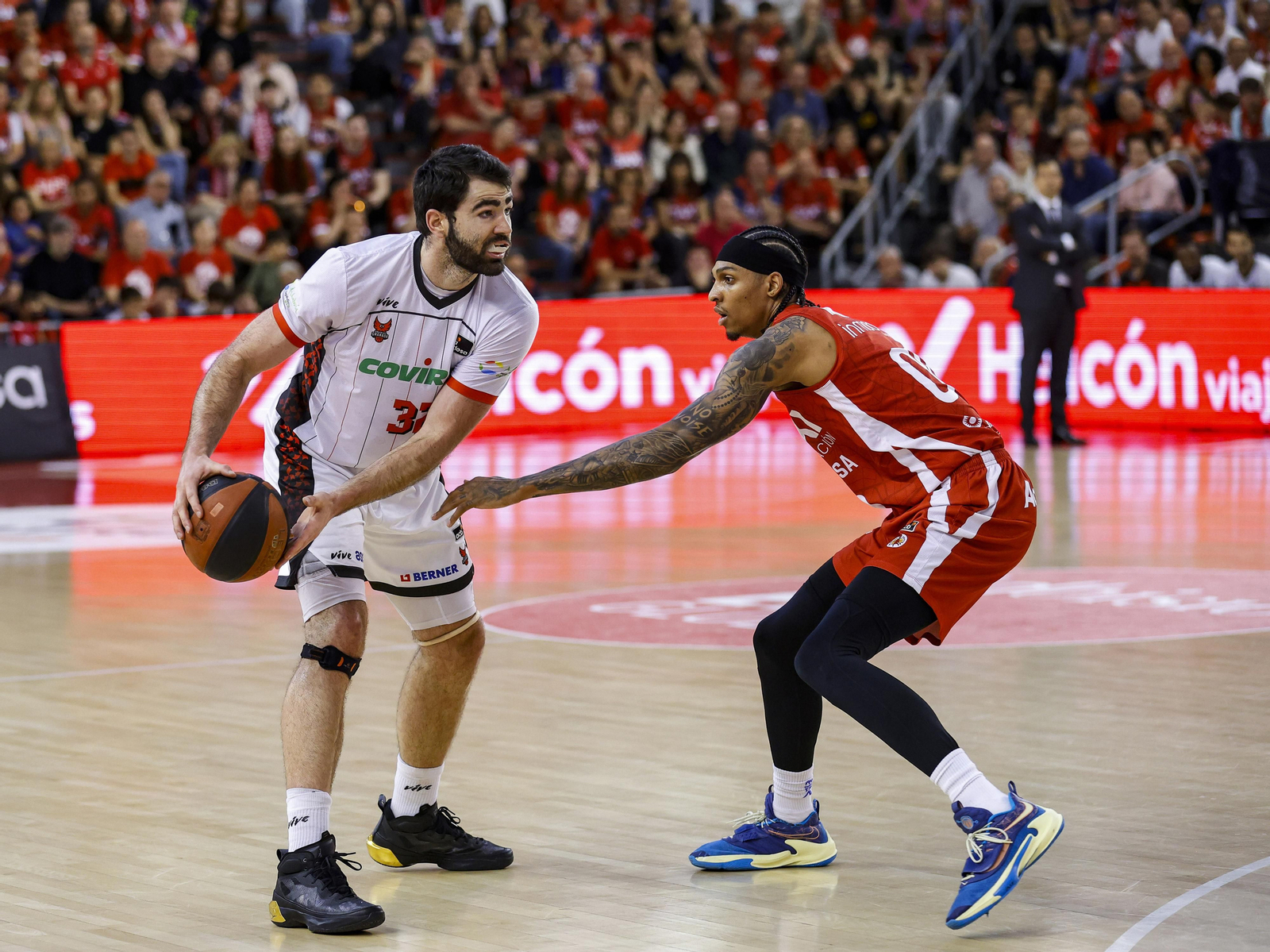 Luke Maye volvió a jugar en la que fue su casa la pasada campaña.