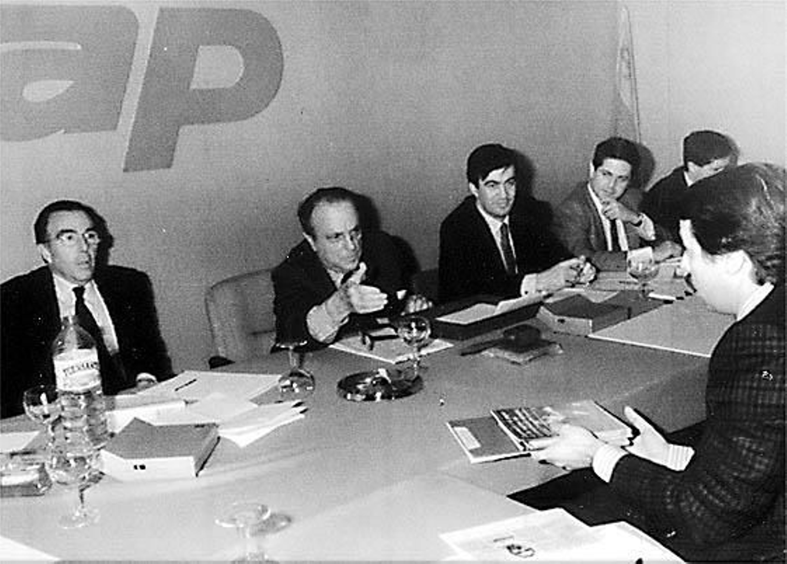 Fraga, frente a Aznar, en una reunión de Alianza Popular (AP).