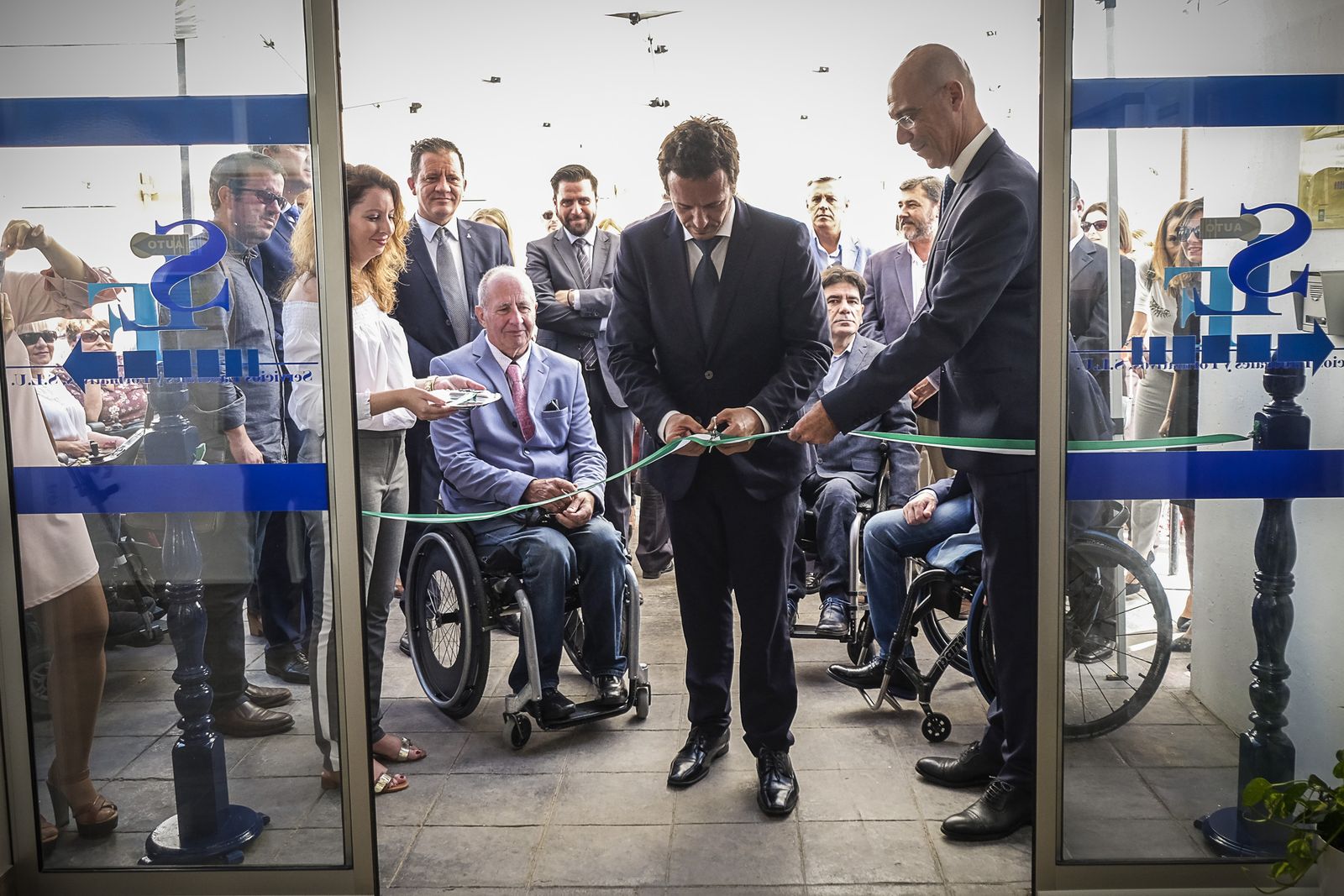El alcalde de Cádiz, José María González, corta la cinta en la inauguración de las instalaciones de Fegadi.