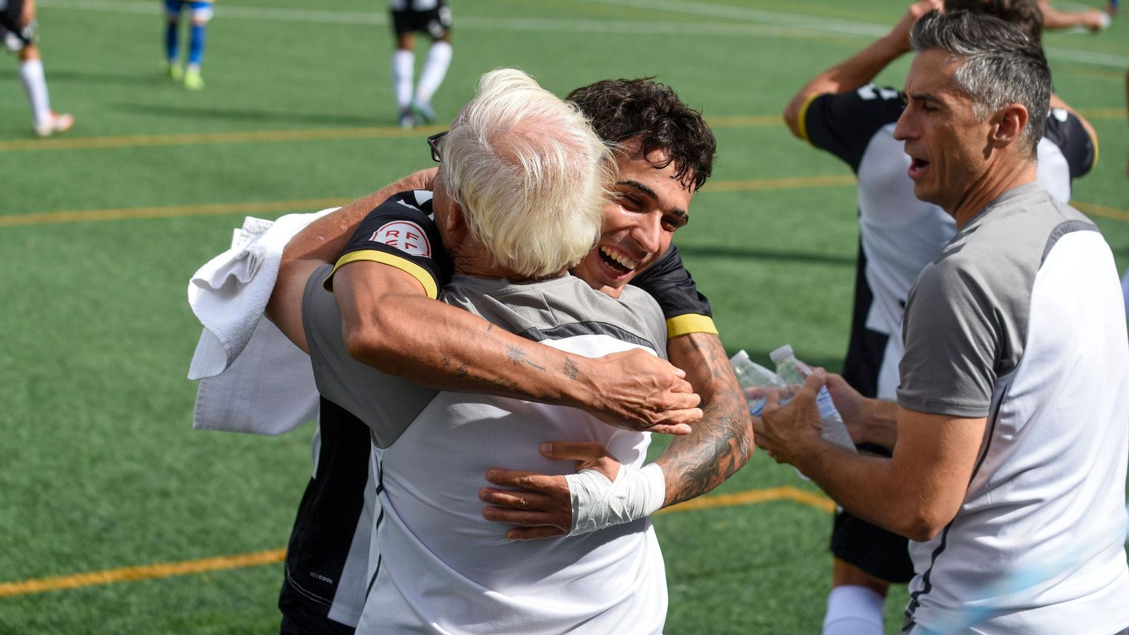 Juaniyo se abraza a Pepe "El Masa", que celebró días pasados su 78 cumpleaños
