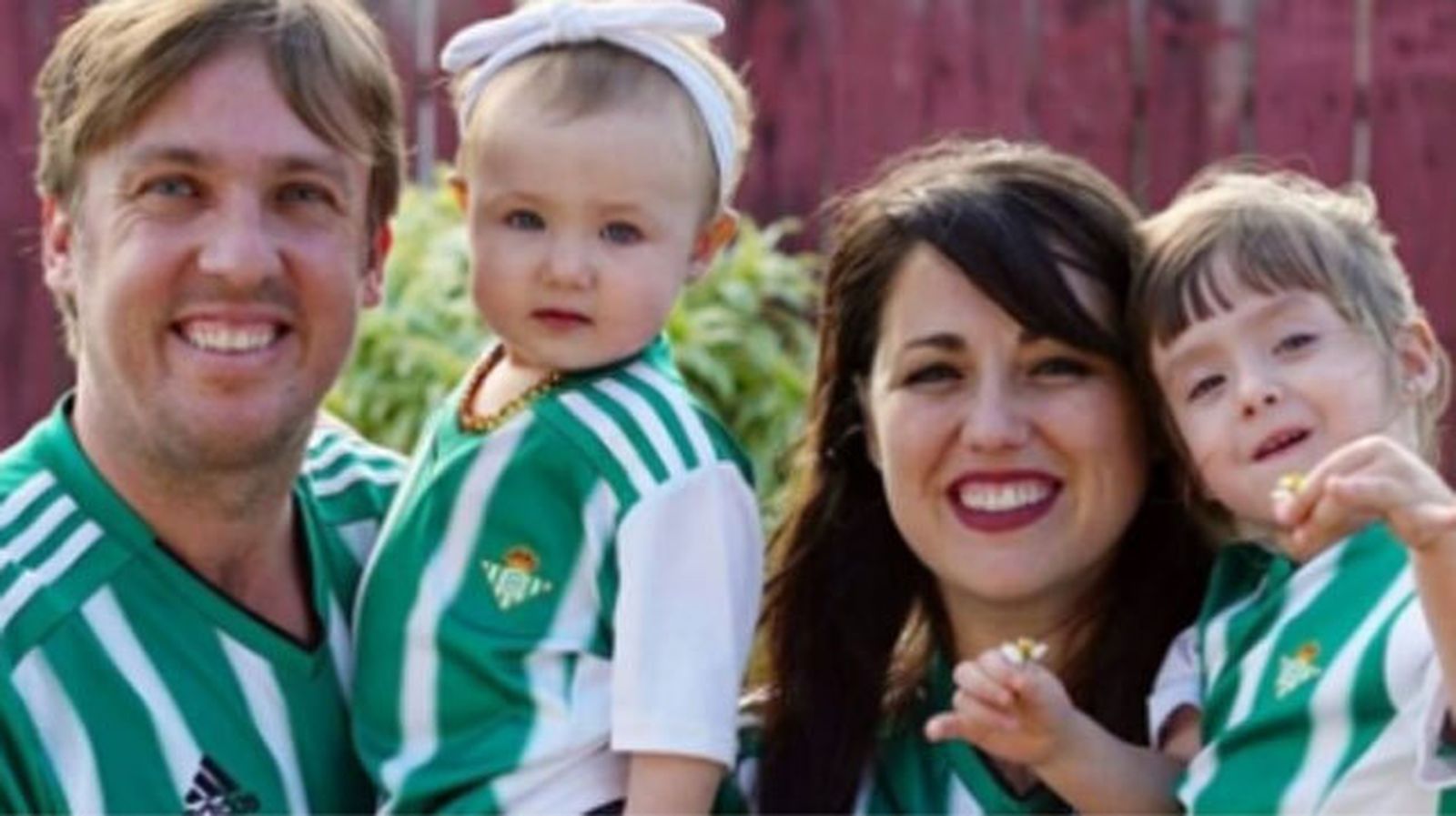 Juanma Linares posa junto a su familia más cercana.