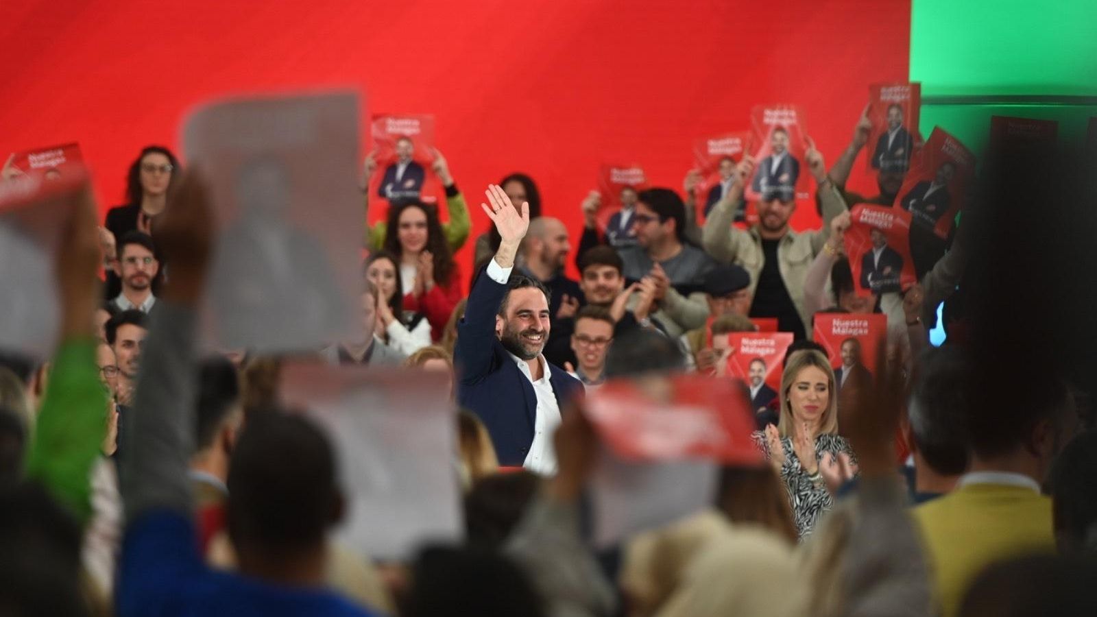 Daniel Pérez saluda a los asistentes, entre aplausos. Daniel Pérez saluda a los asistentes, entre aplausos.