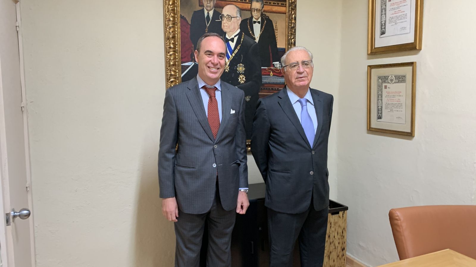 Fernando Acedo (izquieda) con su padre Francisco, bajo un retrato de José Francisco Acedo Castilla