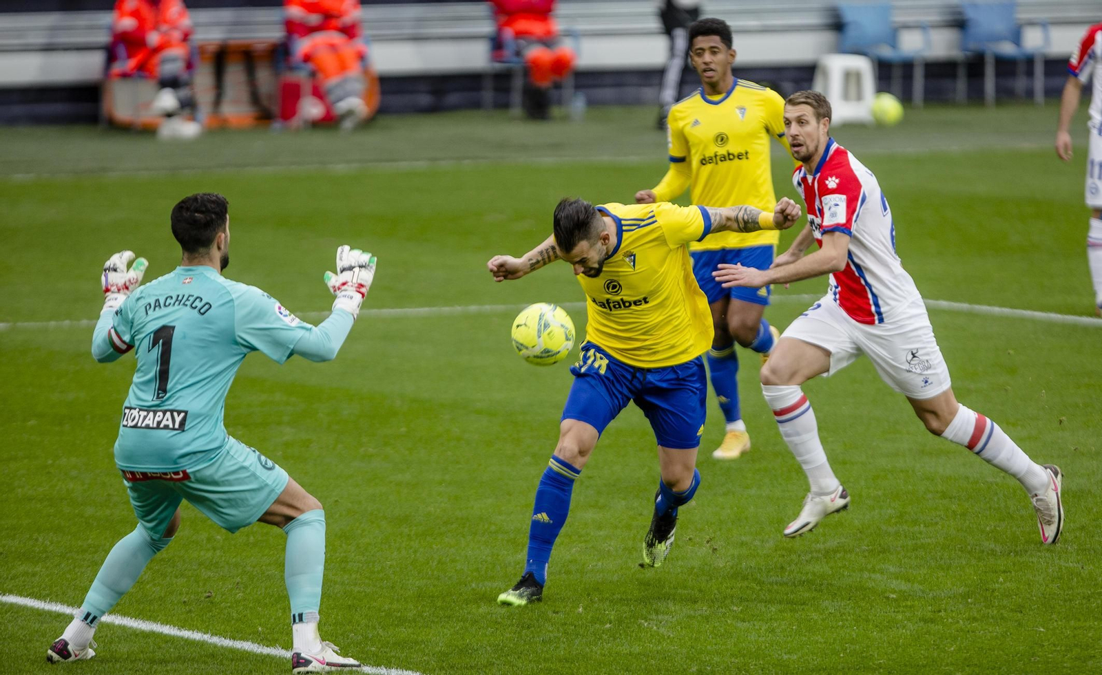 Negredo trata de cabecear ante Pacheco en el Cádiz-Alavés de la campaña pasada.