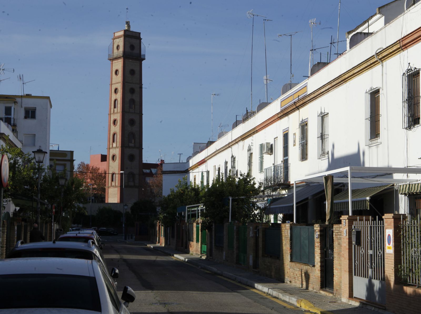 La torre de los Perdigones vista desde la barriada de la Esperanza.