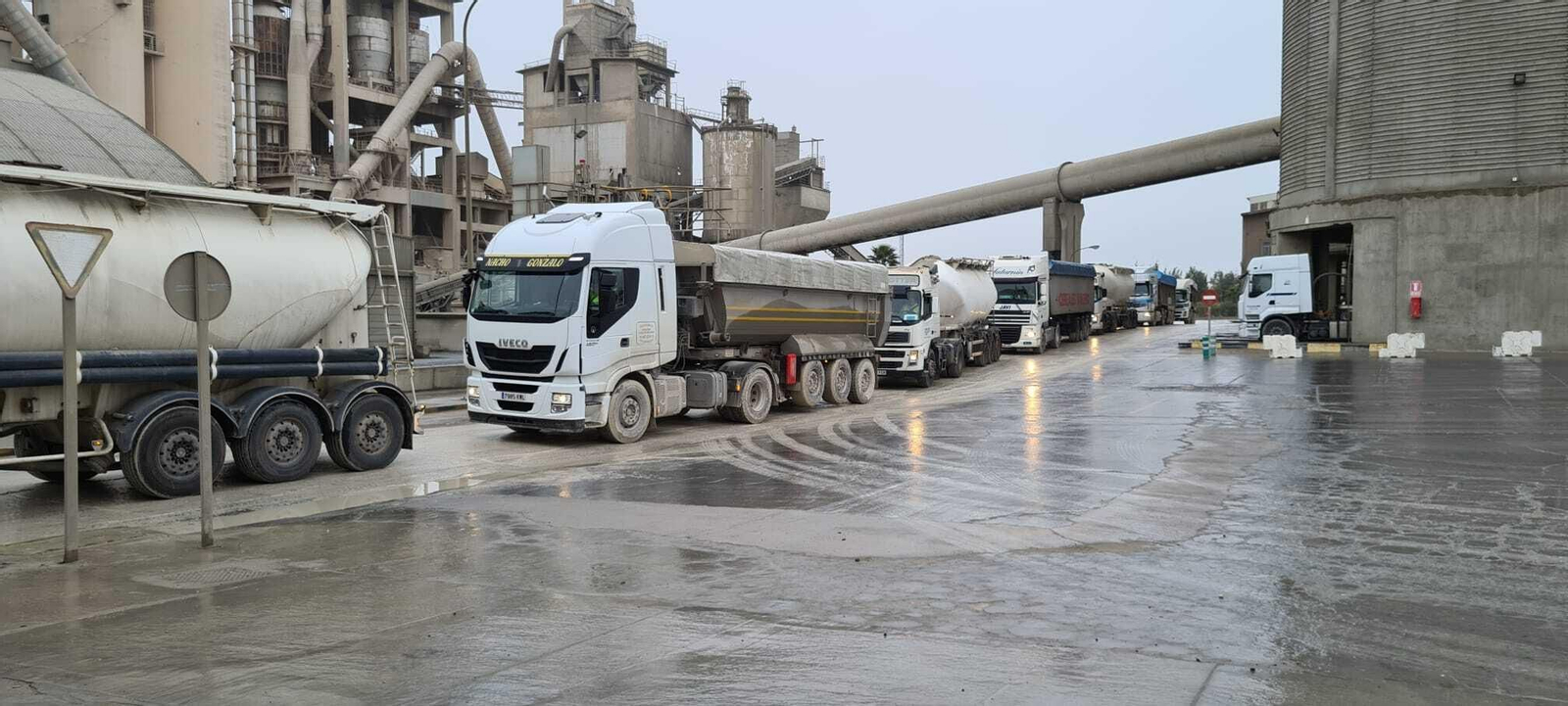 Cola de camiones en el interior de la cementera de Holcim en Jerez, sobre la que pesa un ERE para el despido de 59 de los 83 trabajadores en plantilla.