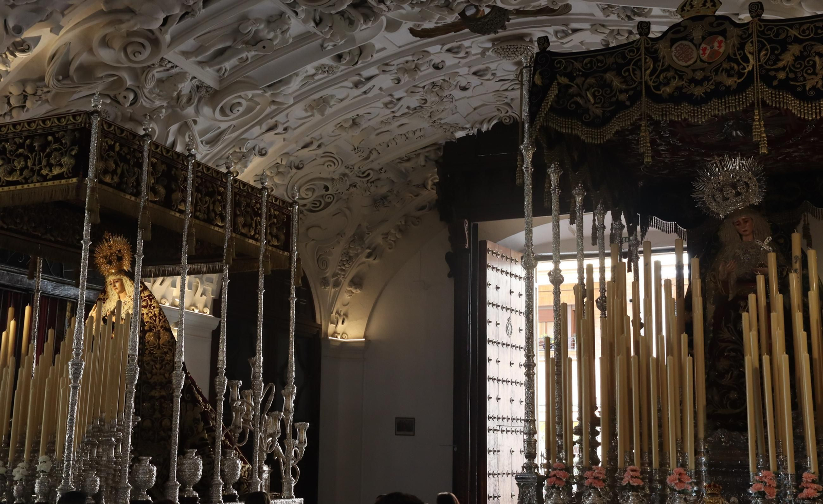 Sevilla acaricia la Semana Santa en un Domingo de Pasión lleno de cultos