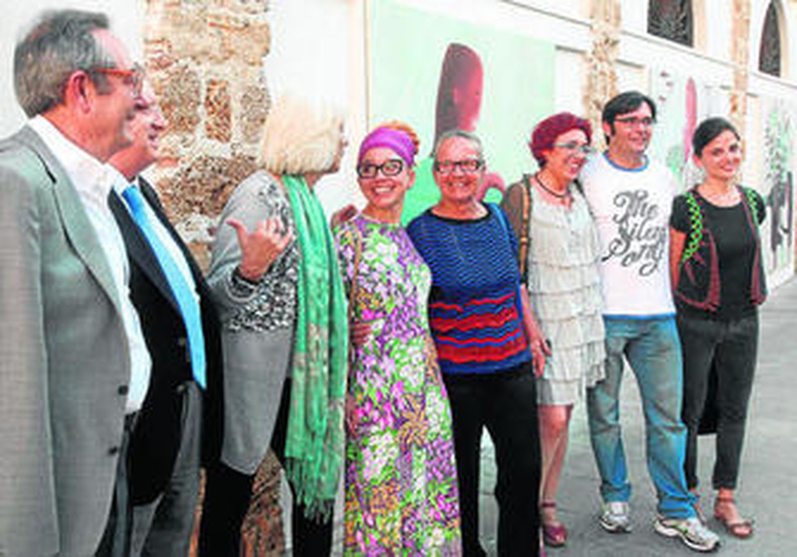 Marina Anaya, rodeada de familiares y amigos, ante la fachada del Mercado de Abastos.