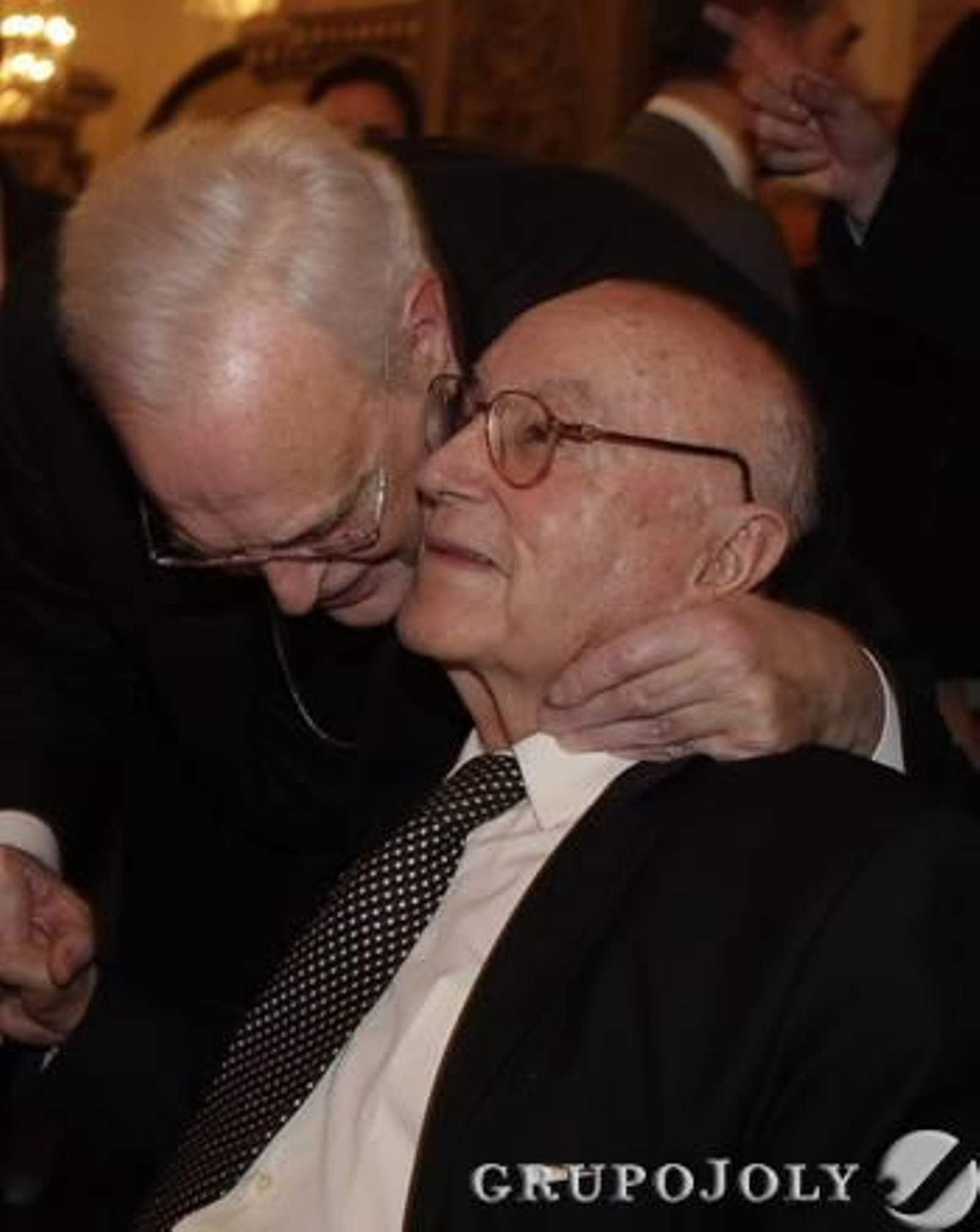 Manuel Clavero saludado por el cardenal Carlos Amigo Vallejo. / Reportaje gráfico: Antonio Pizarro, Juan Carlos Muñoz y Juan Carlos Vázquez