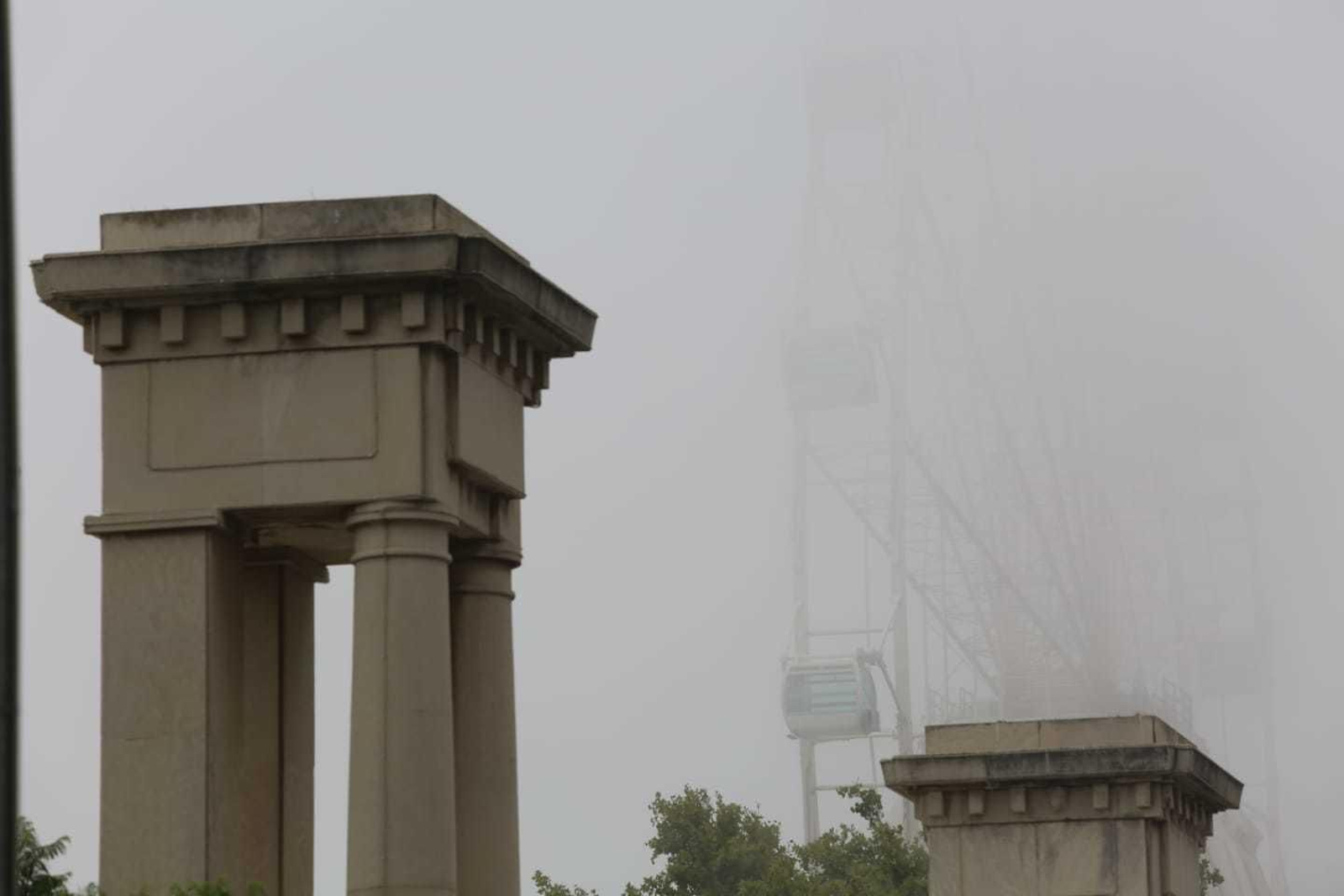 La noria del puerto de Málaga, cubierta por la niebla