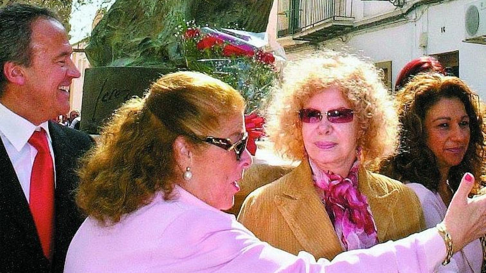 Pedro Pacheco, la Paquera, la Duquesa de Alba y Lolita en el descubrimiento del monumento a Lola Flores en la Cruz Vieja.