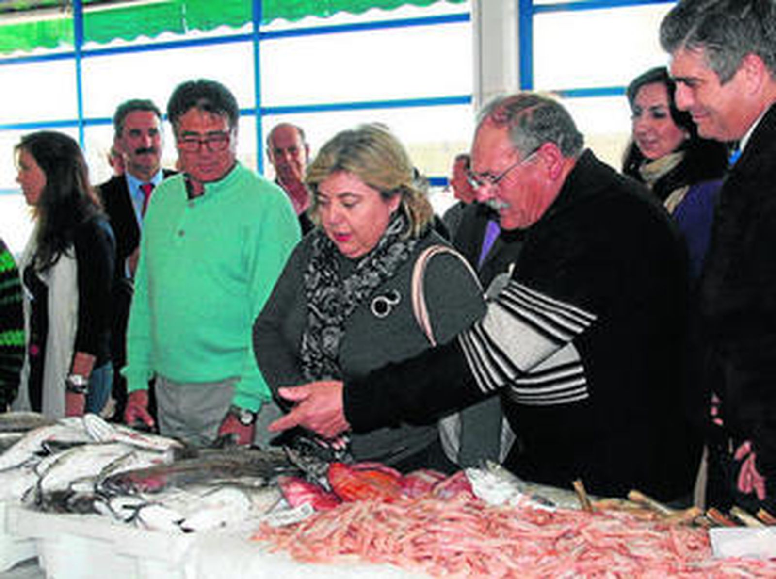 La consejera de Agricultura y Pesca comprobando ayer la calidad de los productos de la cooperativa roteña.