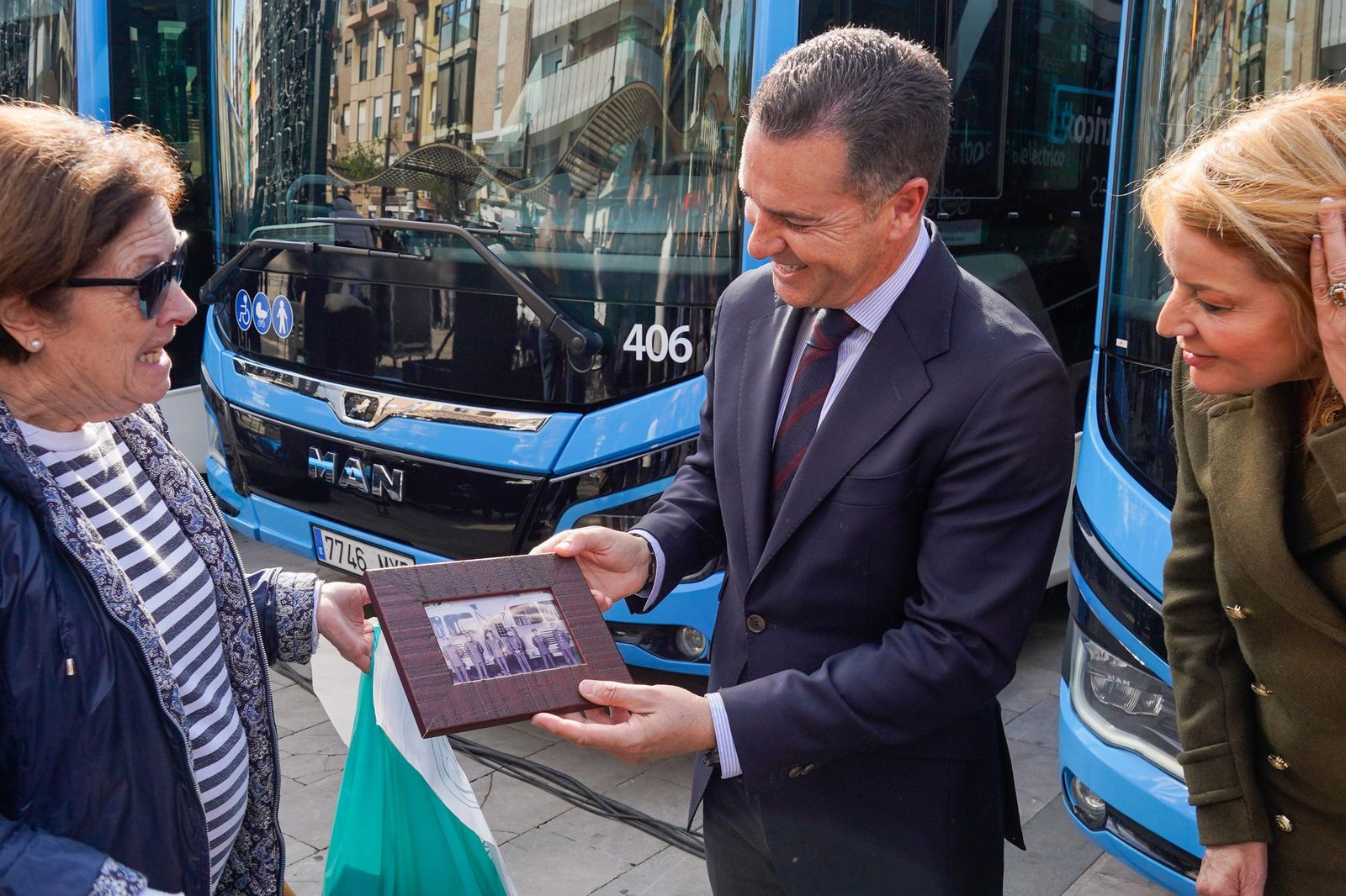 Imágenes de la presentación de los nuevos autobuses eléctricos