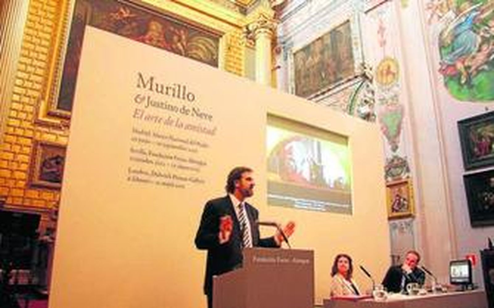 1. Gabriele Finaldi, director adjunto del Prado, explica los detalles de la muestra 'Murillo y Justino de Neve. El arte de la amistad' en presencia de Anabel Morillo, directora de la Fundación Focus-Abengoa y Xavier Bray, director de Conservación de la Dulwich Picture Gallery. 2 y 3. 'El patricio revelando su sueño al Papa Liberio' y 'La Inmaculada de los Venerables', ambas del Prado.