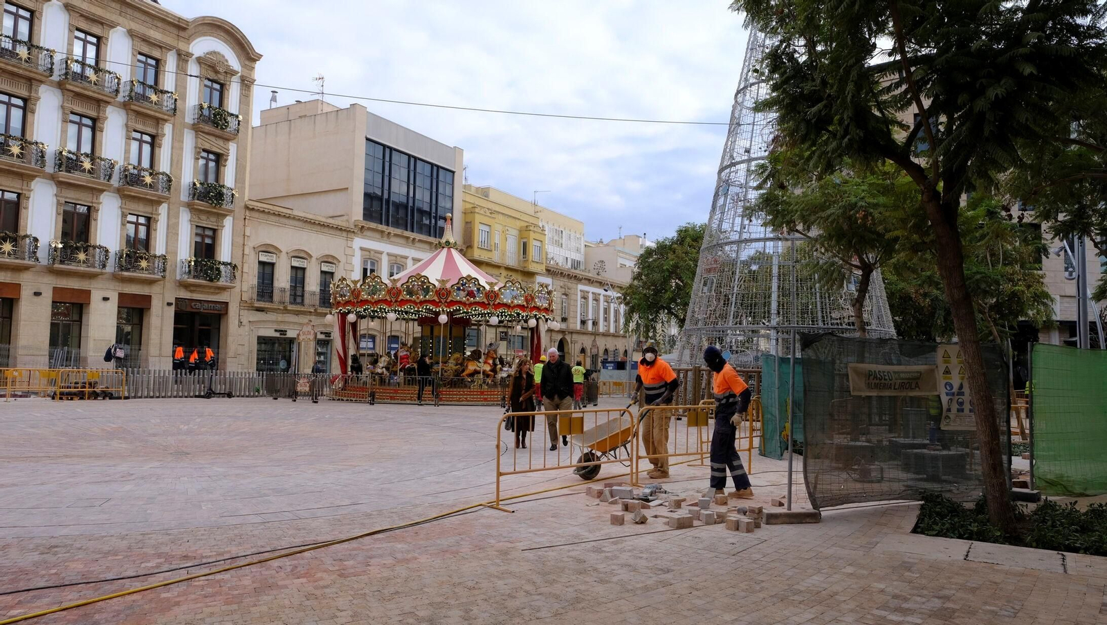 Obras en Puerta Purchena con el carrusel navideño.
