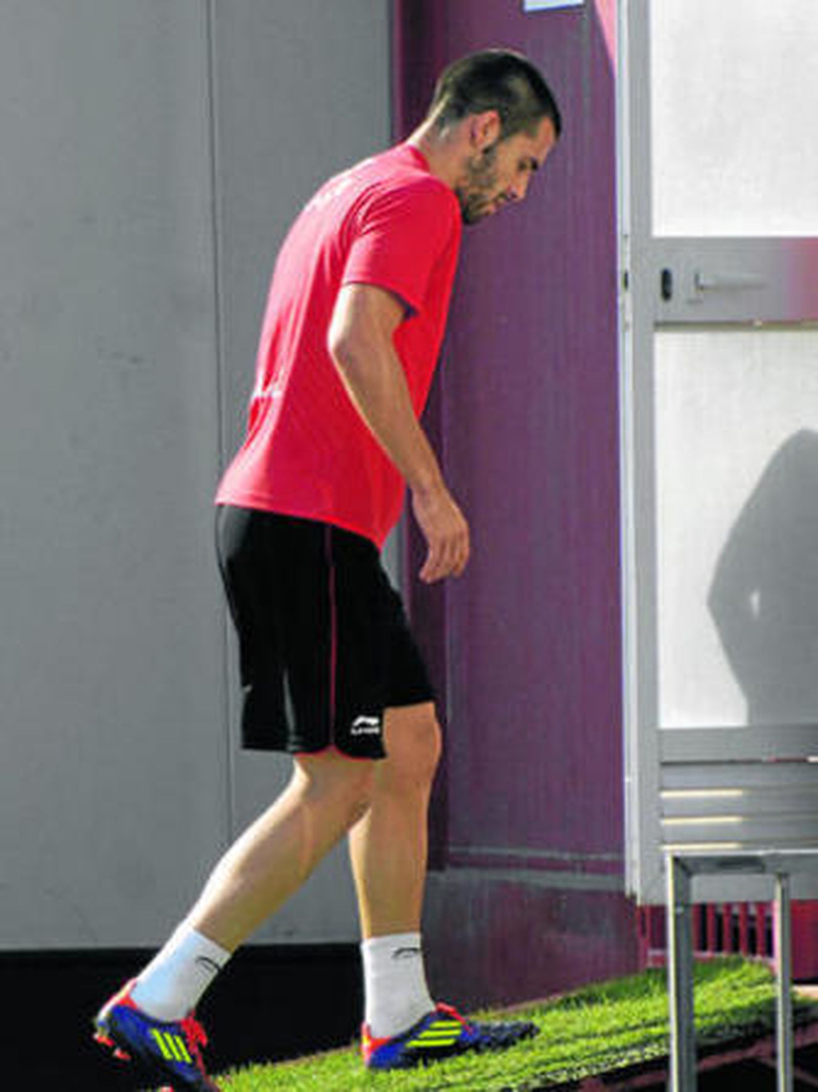 Negredo, cabizbajo, en su última recaída muscular.