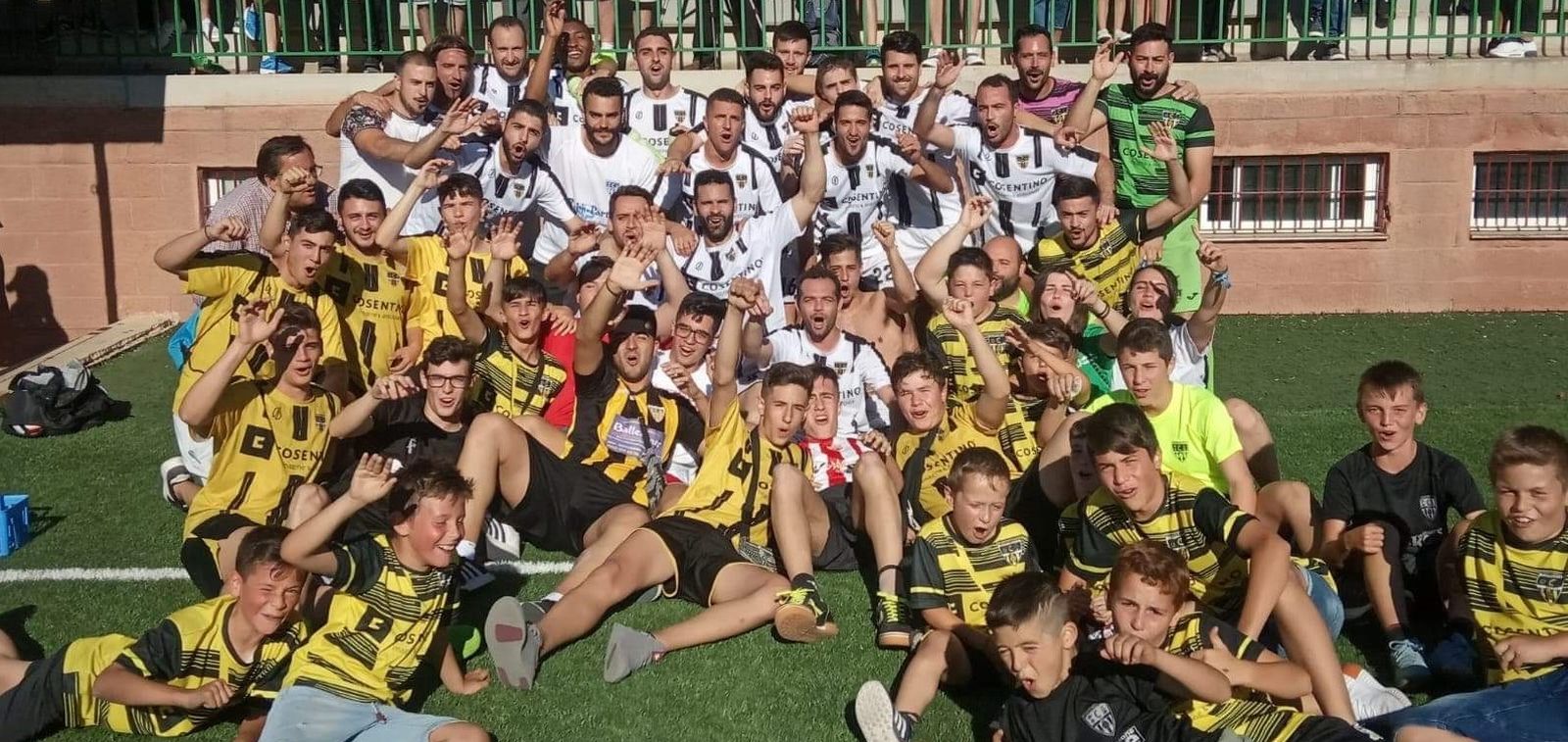 Jugadores y seguidores del Cantoria celebrando el ascenso en el Municipal de Huércal.
