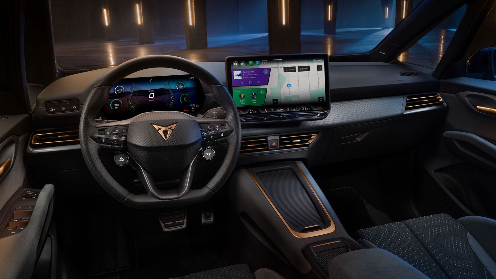 Aunque estructuralmente no hay cambios en el habitáculo, sí se modifican abundantes elementos de ellos. Es el caso de las molduras, pantallas, palanca selectora, volante e, incluso en éste, todos los mandos.