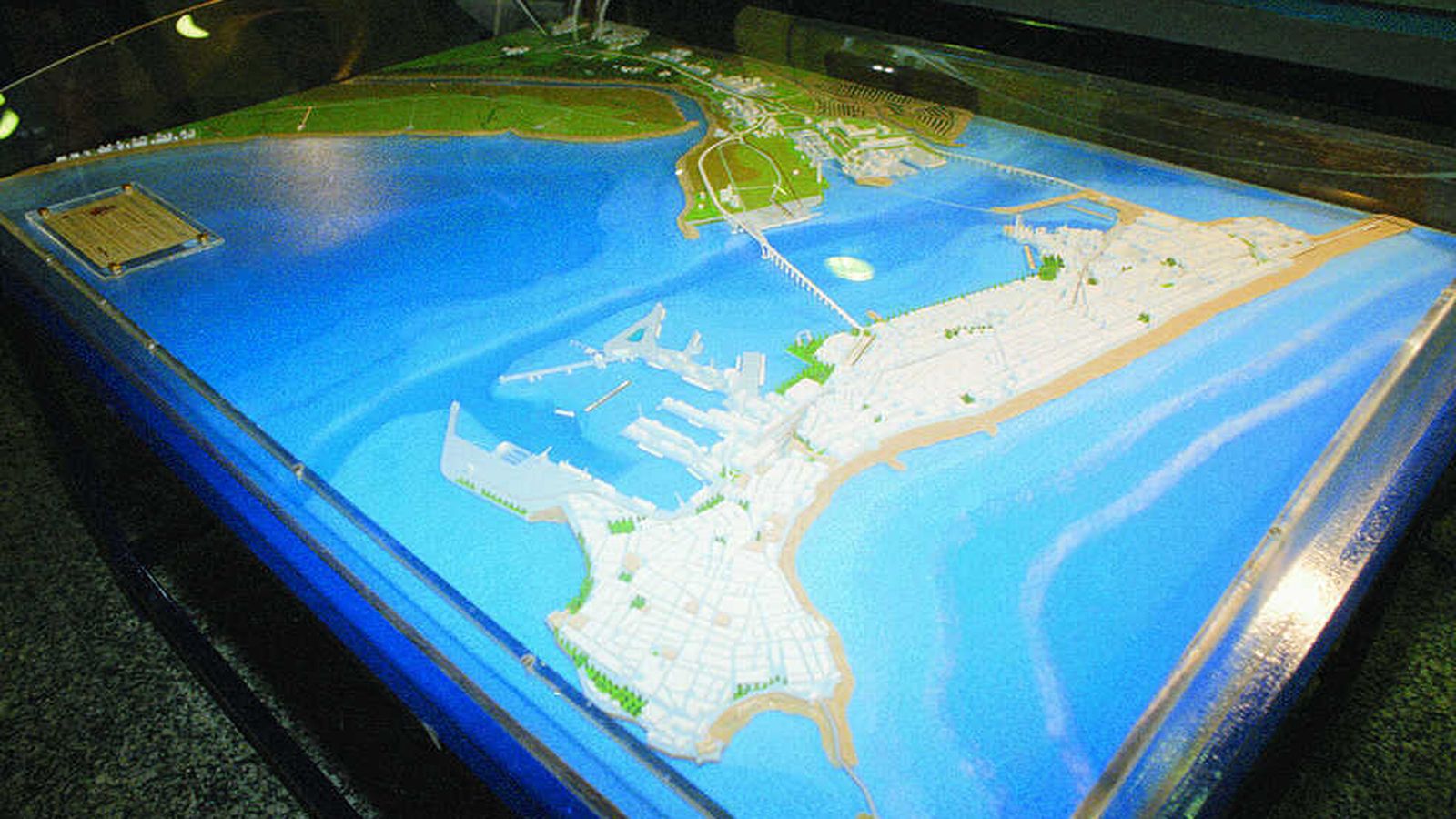 La maqueta pérdida con el primer proyecto del segundo puente.