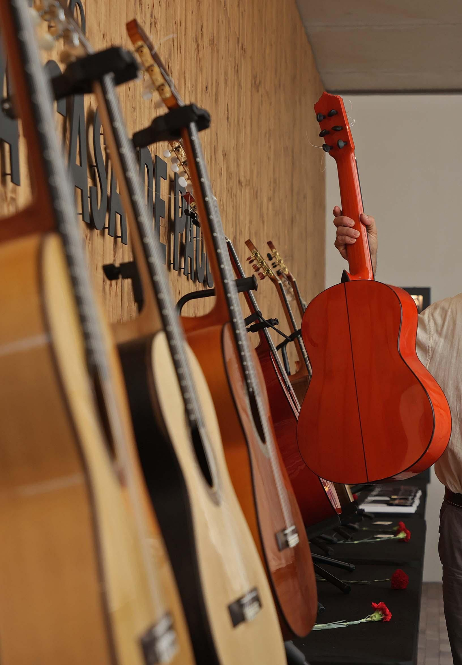 Fotos del encuentro de maestros Luthiers en el centro de interpretación Paco de Lucía de Algeciras