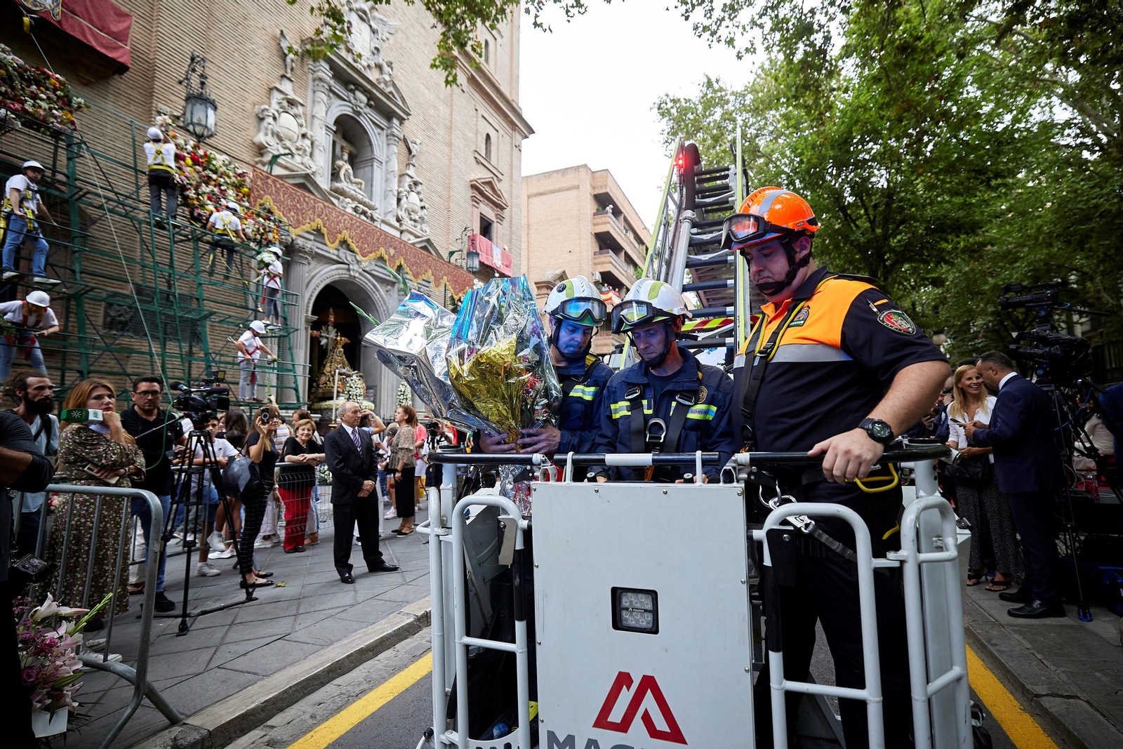 Granada se vuelca con la ofrenda floral en la Basílica de la Virgen de las Angustias