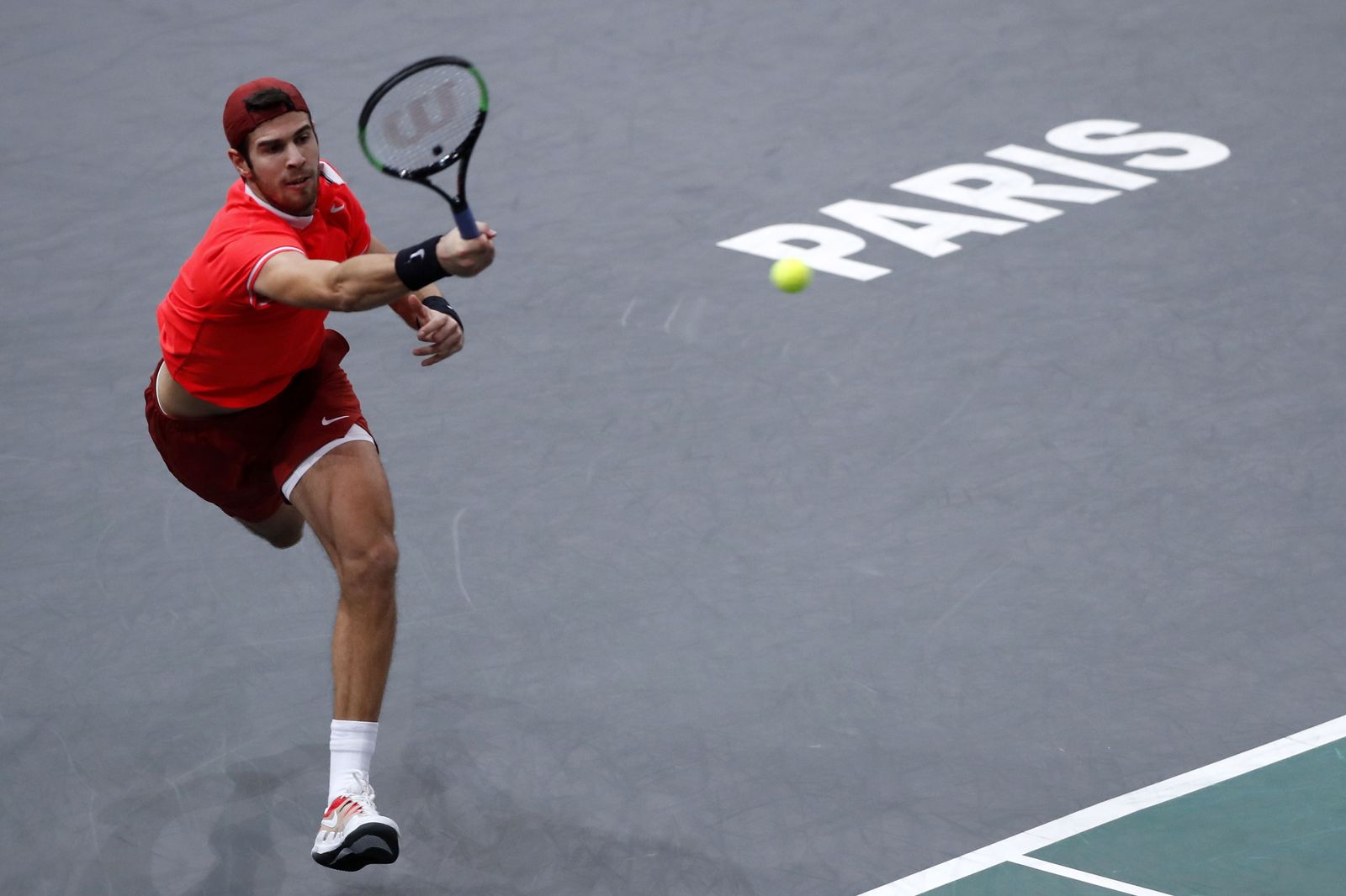 El ruso Karen Khachanov devuelve de derecha en un momento de su duelo ante Djokovic.