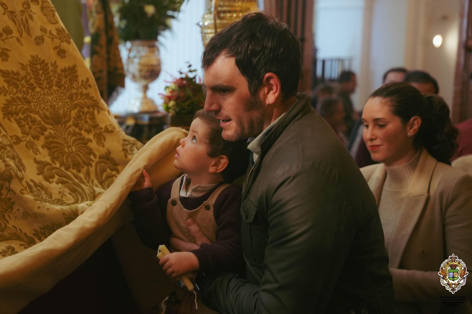Un niño es presentado a la Virgen durante la celebración de La Candelaria.