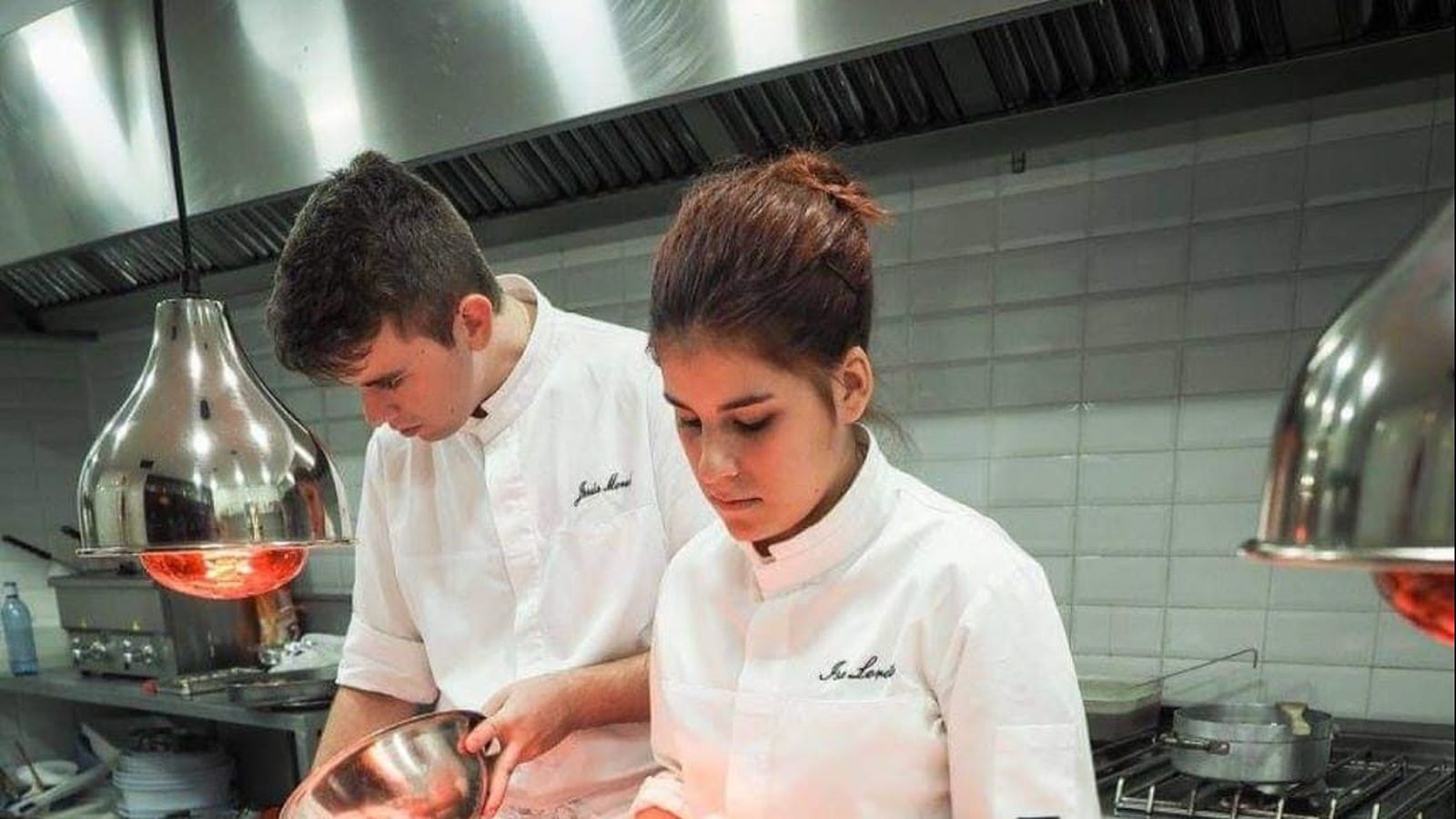 Jesús Moral durante el proceso de emplatado.