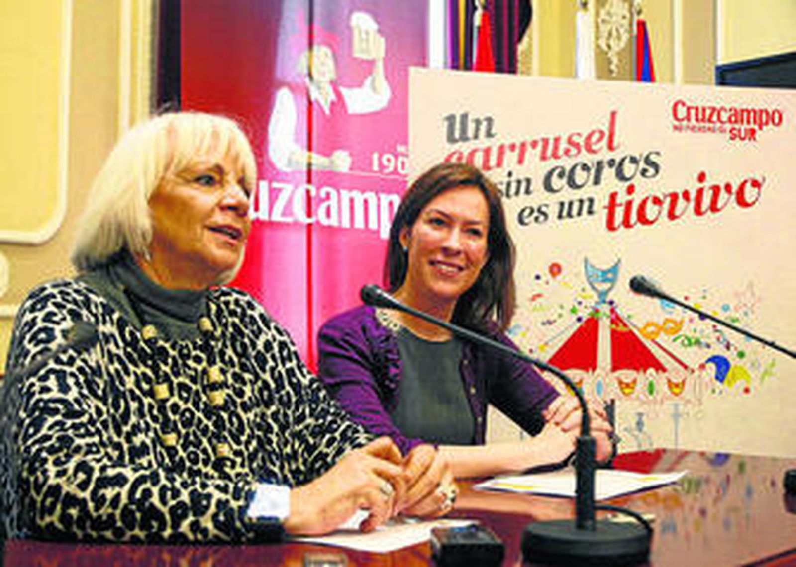 La alcaldesa Teófiila Martínez e Inés Argal, representante de Cruzcampo, en la rueda de prensa.
