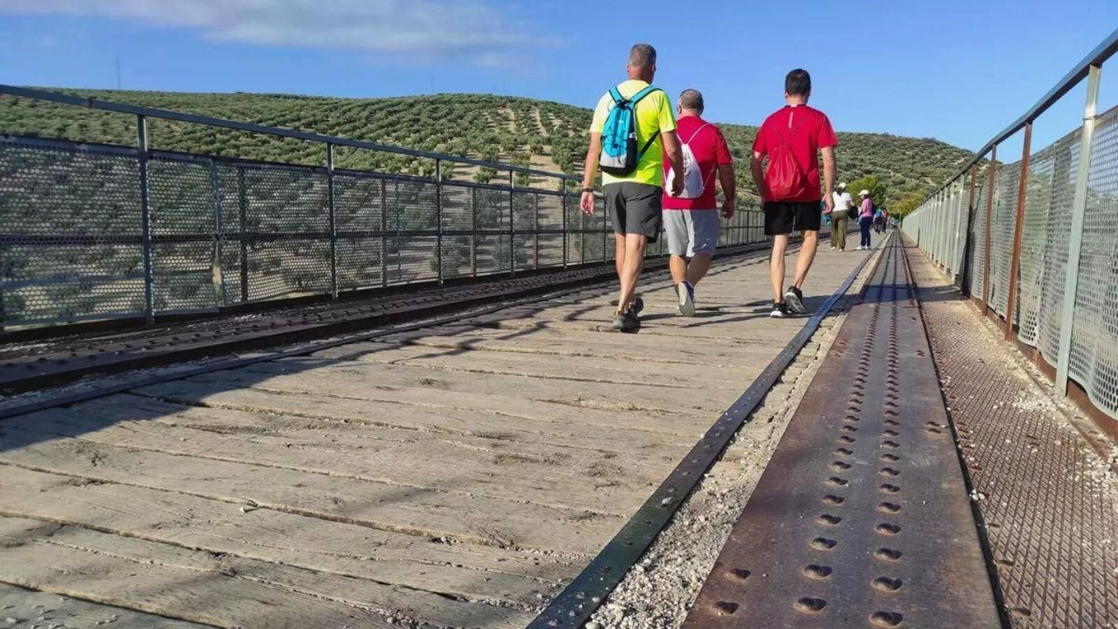 El trazado de la Vía Verde del Olivar está trufado de antiguas estructuras ferroviarias.
