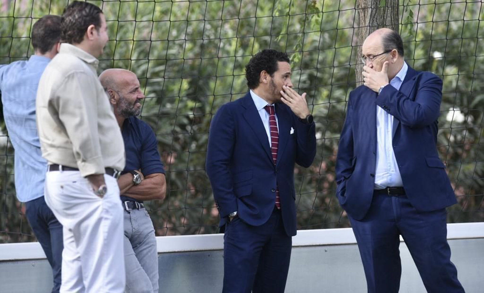 Castro y Del Nido Carrasco hablan ante Monchi, Fernando Navarro y Emilio de Dios durante la sesión.