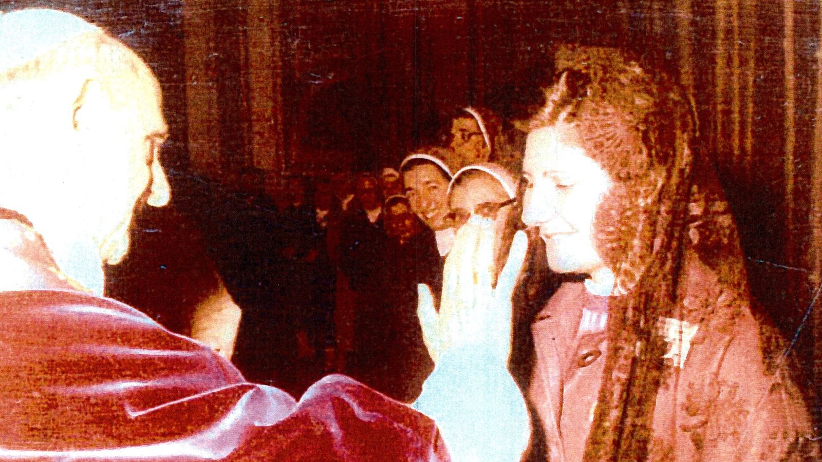 Pablo VI bendice a Encarnación Gracía Gallardo.