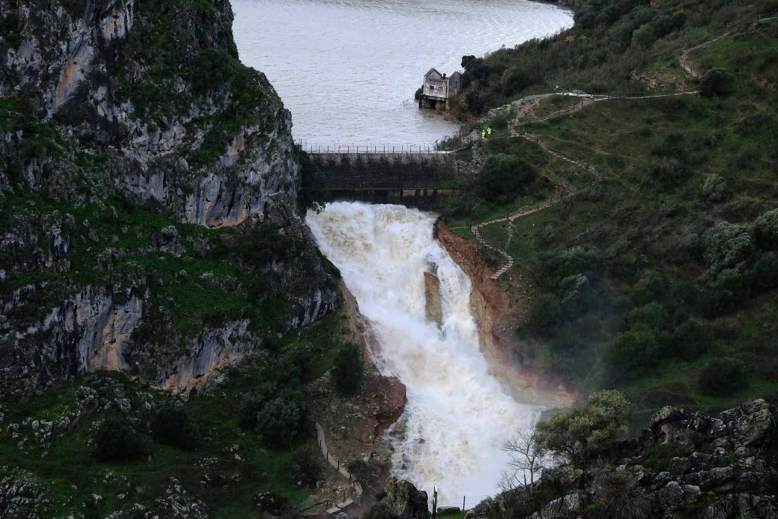 La presa de Montejaque desagua por sus aliviaderos por primera vez en cien años.