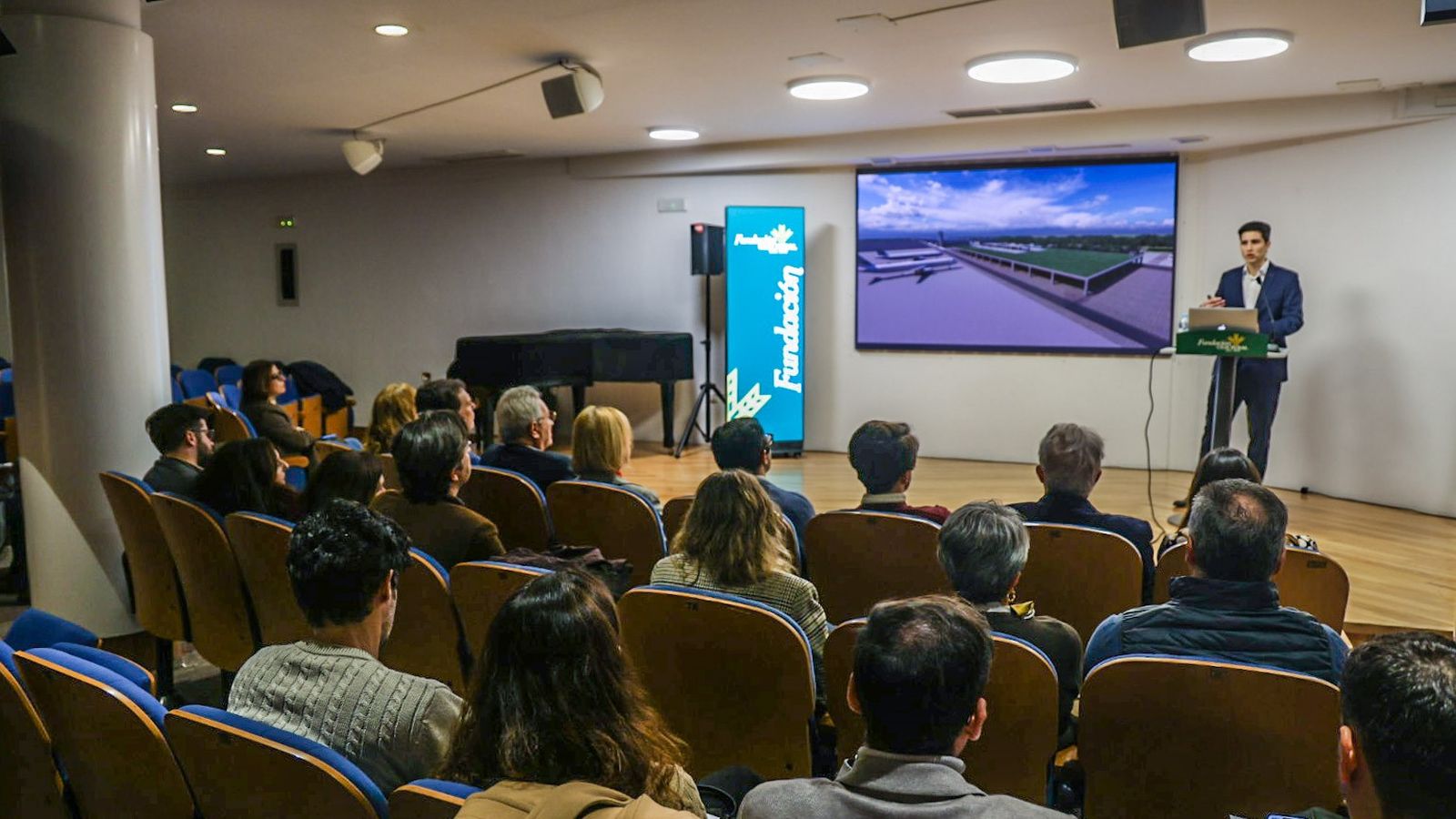 Conferencia sobre el Aeropuerto de Huelva en el Centro Cultural García Palacios de la capital onubense.