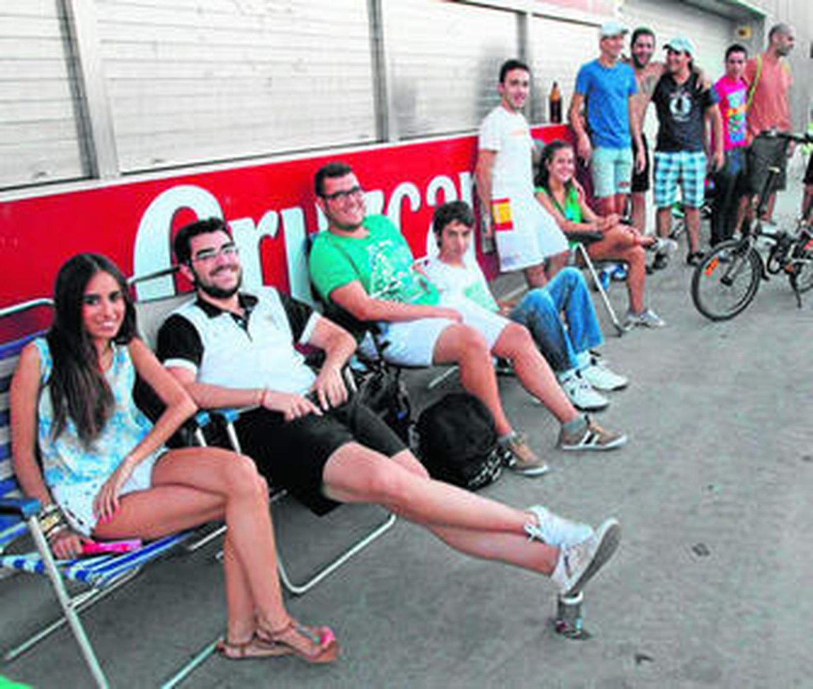 Los primeros cordobesistas que se apostaron ayer a la puerta de las taquillas para conseguir una entrada.