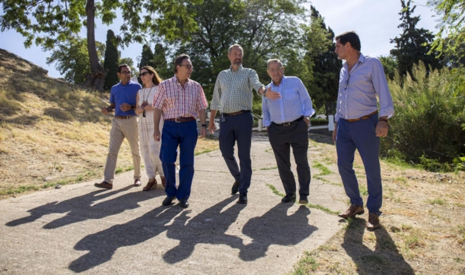Manuel Gómez visita el mirador de la Cinta con técnicos y miembros de la junta gestora de la Hermandad de la Cinta.