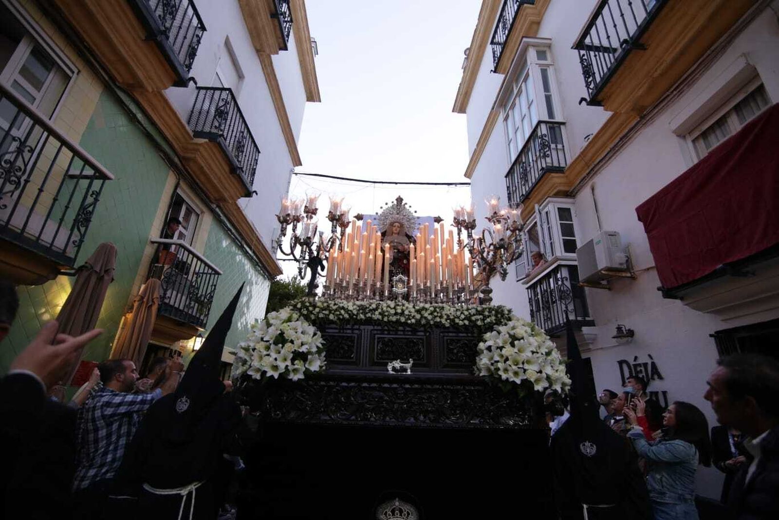 La Virgen de la Soledad, a punto de entrar en la calle Las Cortes tras dejar atrás la plaza del Rey.