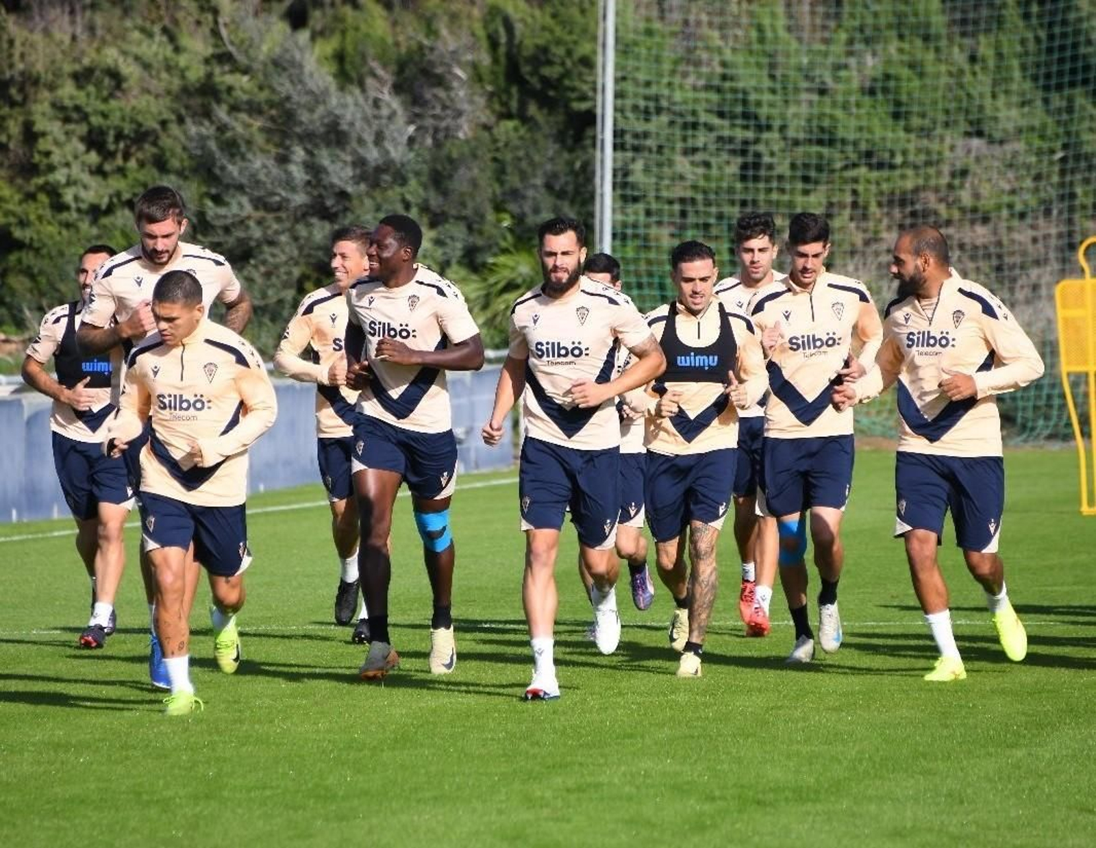 Jugadores del Cádiz en un entrenamiento.